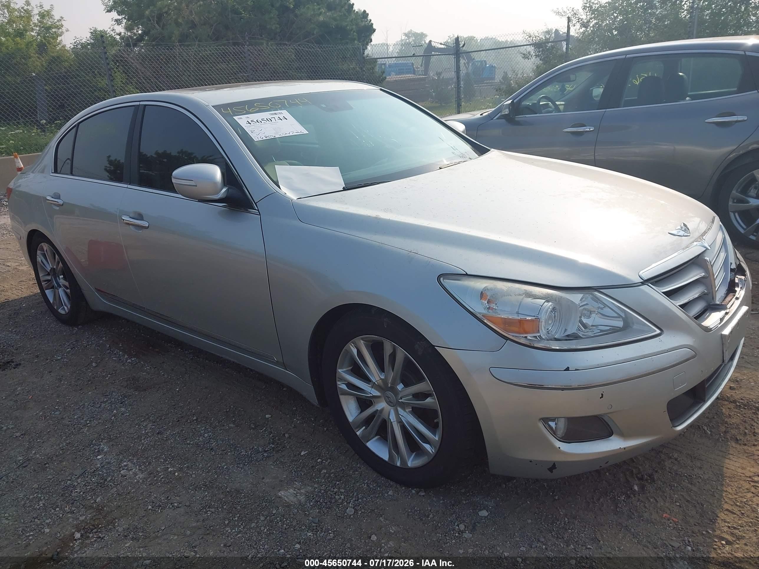 2010 Hyundai Genesis 4.6 Silver vin: KMHGC4DF6AU096511