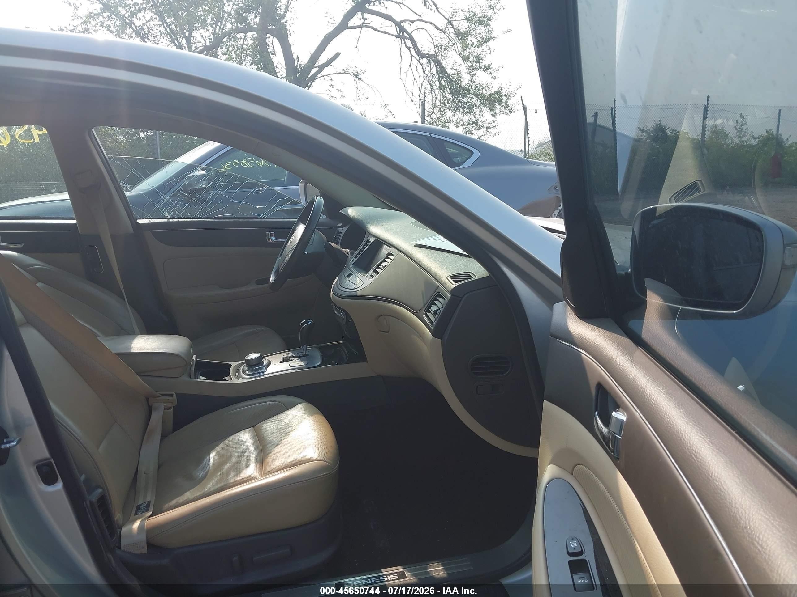 2010 Hyundai Genesis 4.6 Silver vin: KMHGC4DF6AU096511