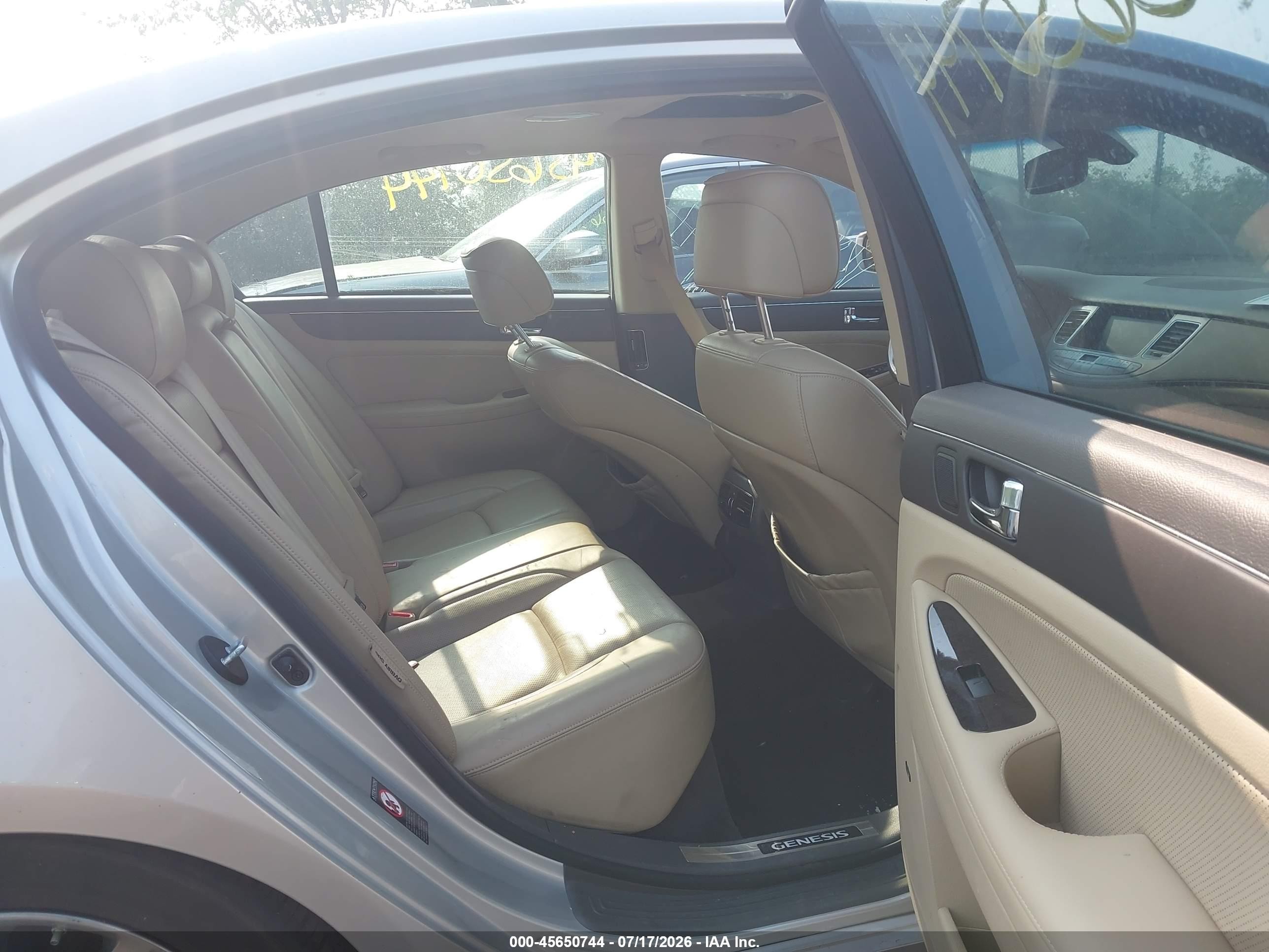 2010 Hyundai Genesis 4.6 Silver vin: KMHGC4DF6AU096511
