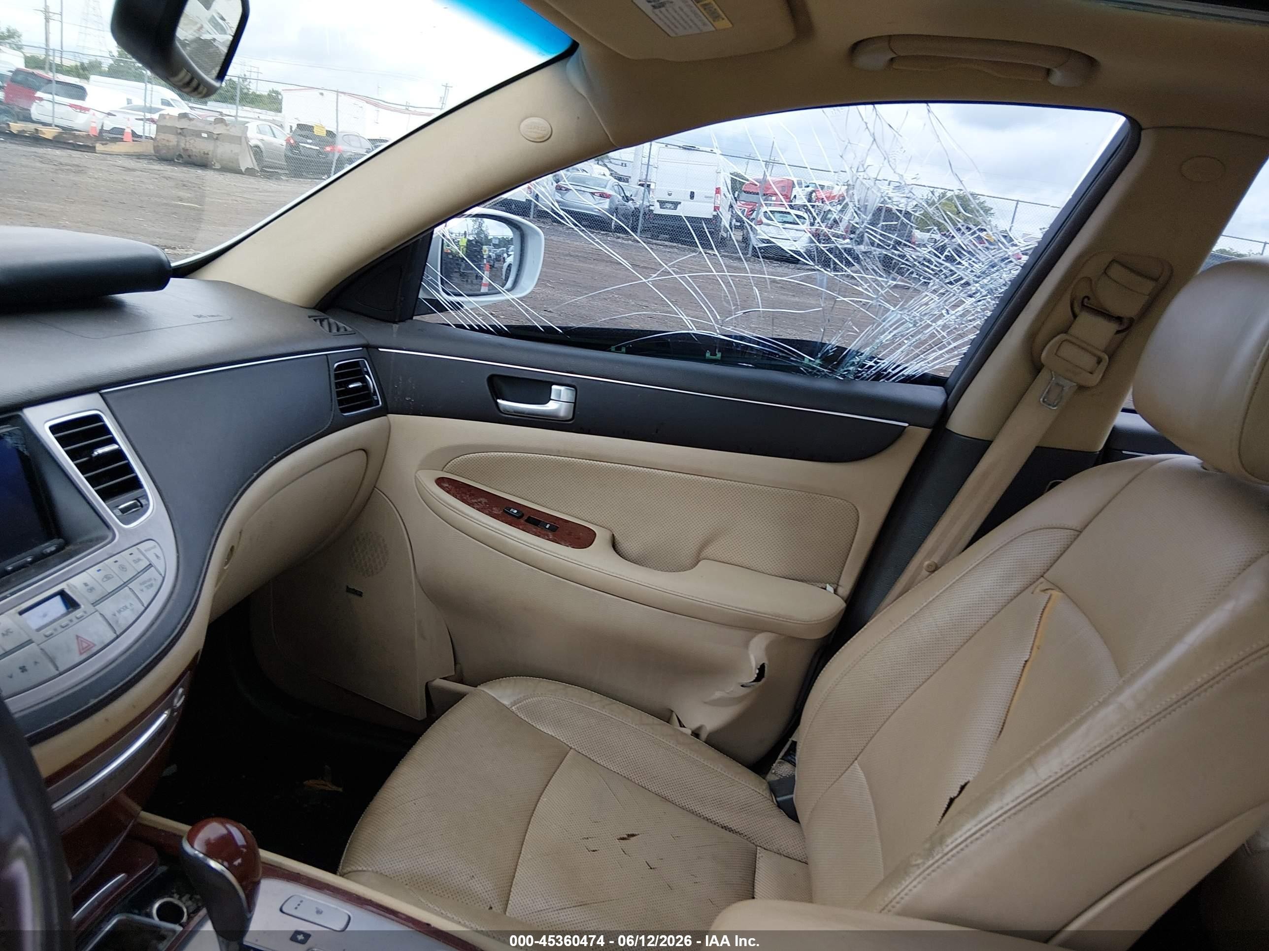2012 Hyundai Genesis 4.6 White vin: KMHGC4DF6CU163868