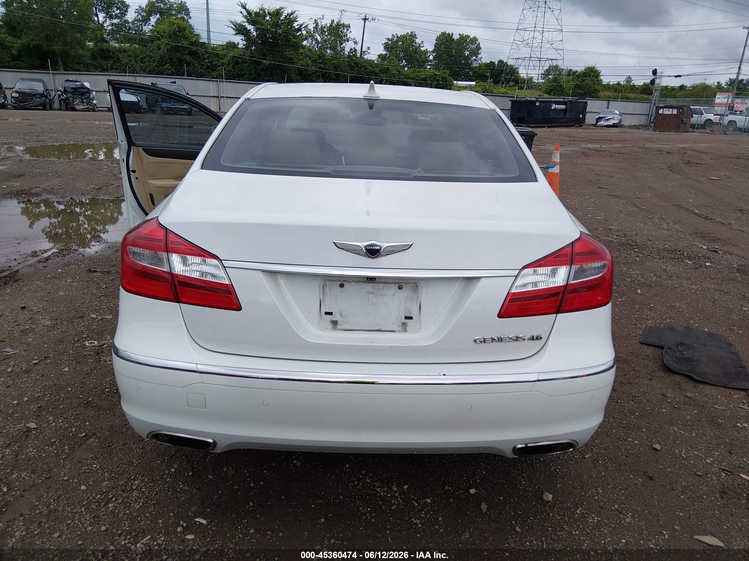 2012 Hyundai Genesis 4.6 White vin: KMHGC4DF6CU163868