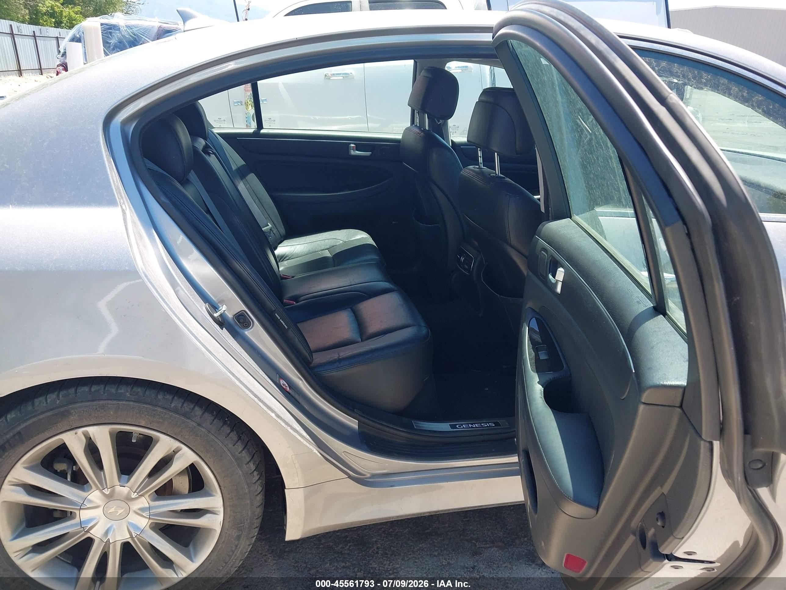 2012 Hyundai Genesis 4.6 Silver vin: KMHGC4DF6CU172893