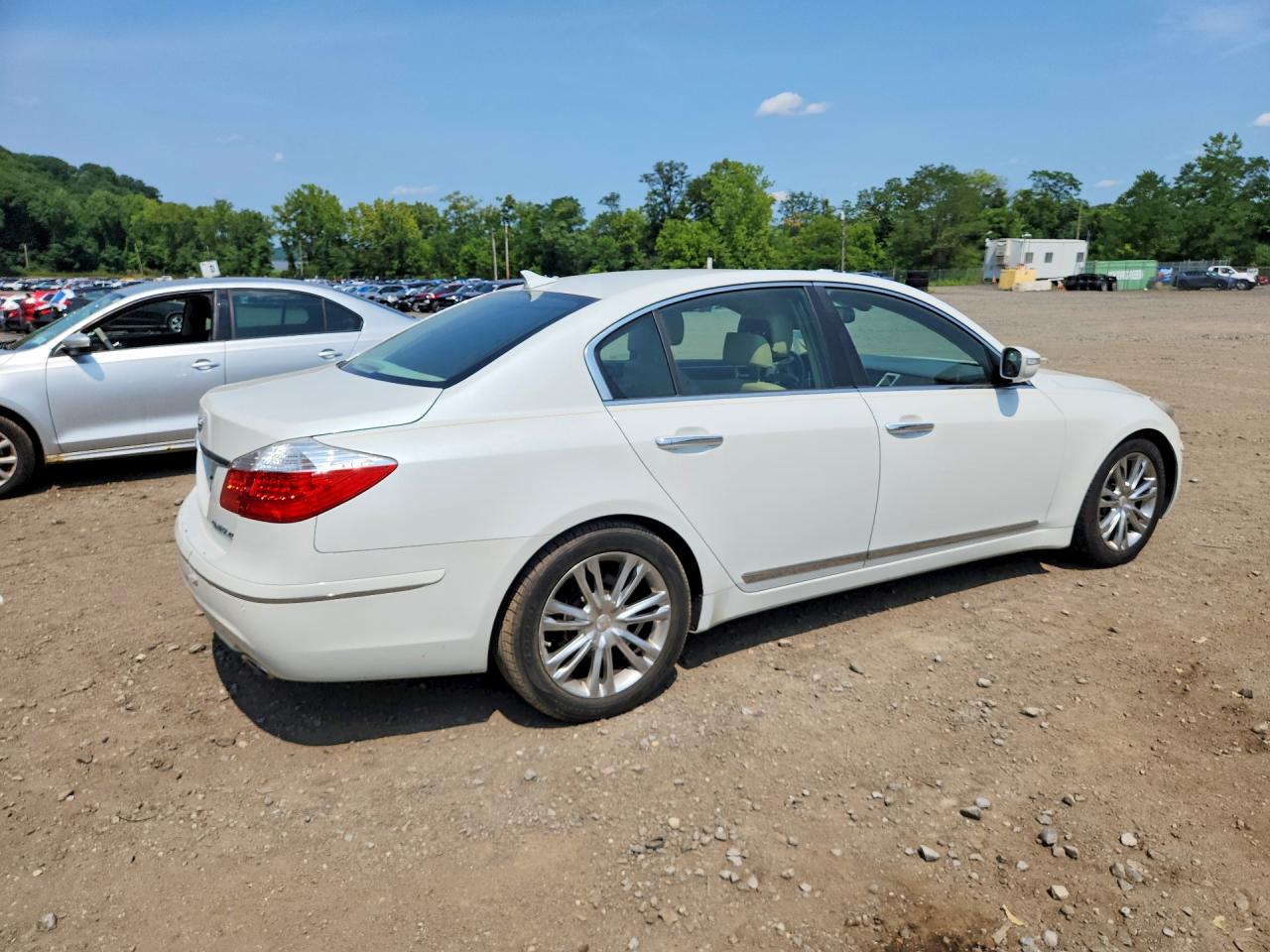 2010 Hyundai Genesis 4.6l White vin: KMHGC4DF7AU106091