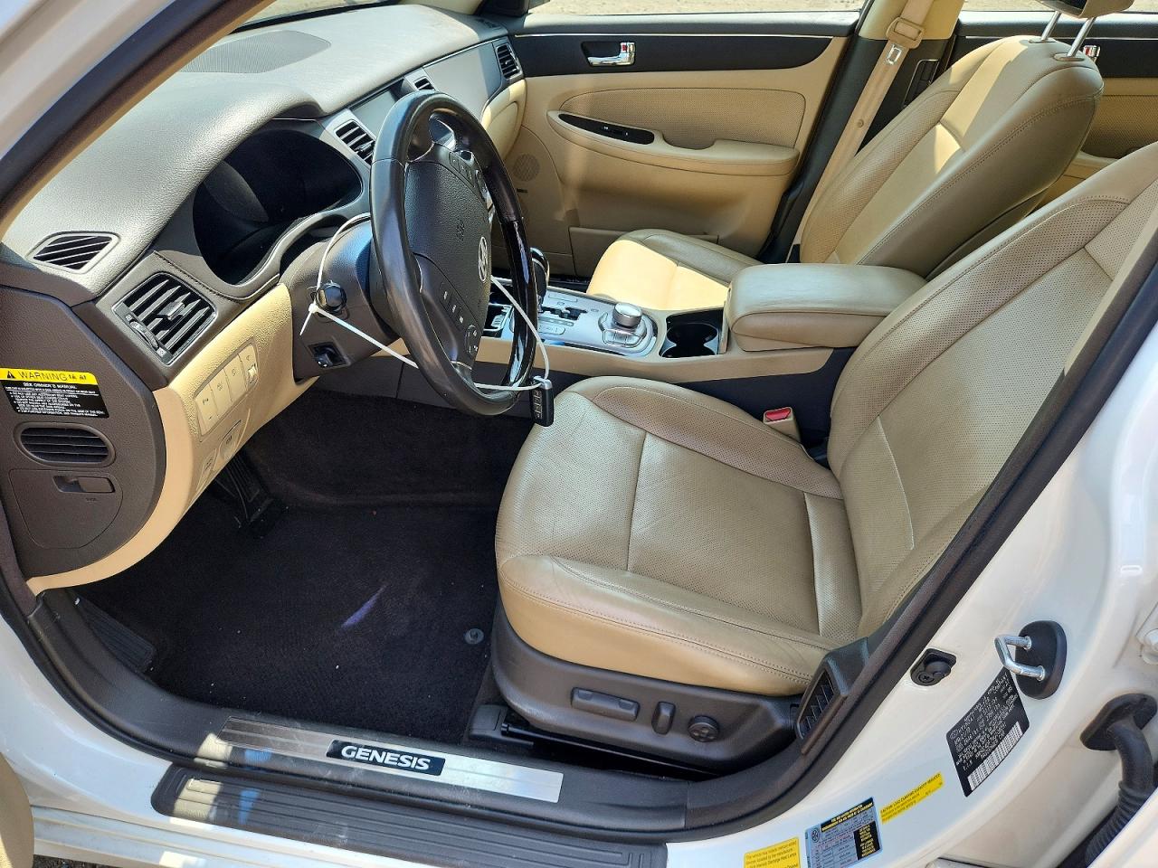 2010 Hyundai Genesis 4.6l White vin: KMHGC4DF7AU106091