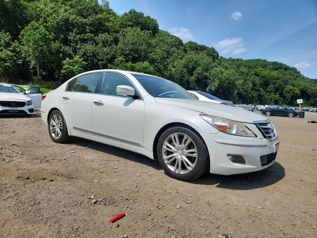 2010 Hyundai Genesis 4.6l White vin: KMHGC4DF7AU106091