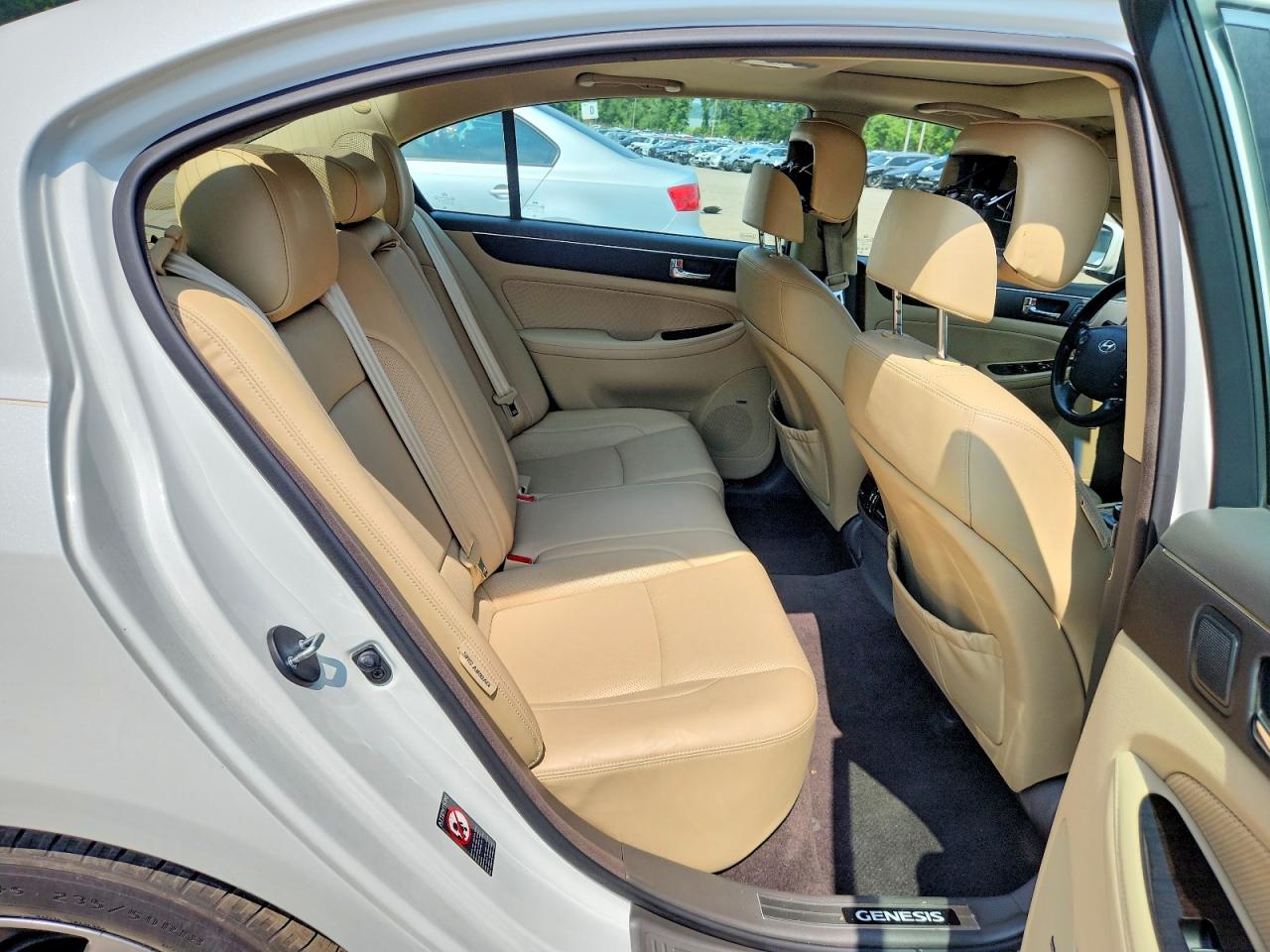 2010 Hyundai Genesis 4.6l White vin: KMHGC4DF7AU106091