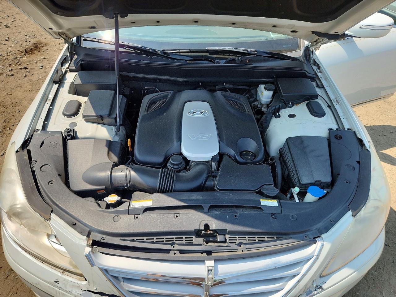 2010 Hyundai Genesis 4.6l White vin: KMHGC4DF7AU106091