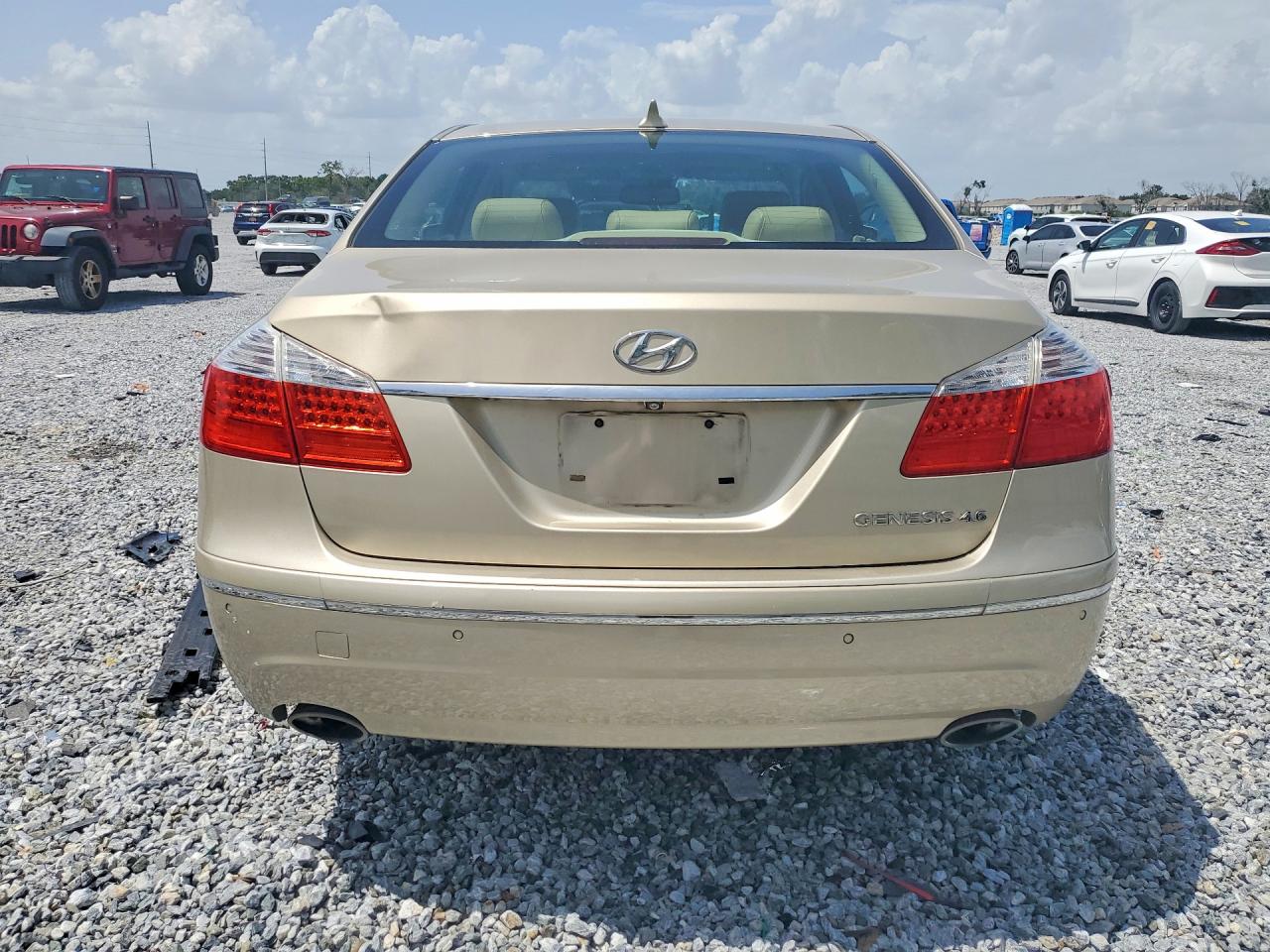 2011 Hyundai Genesis 4.6l Золотой vin: KMHGC4DF7BU119036