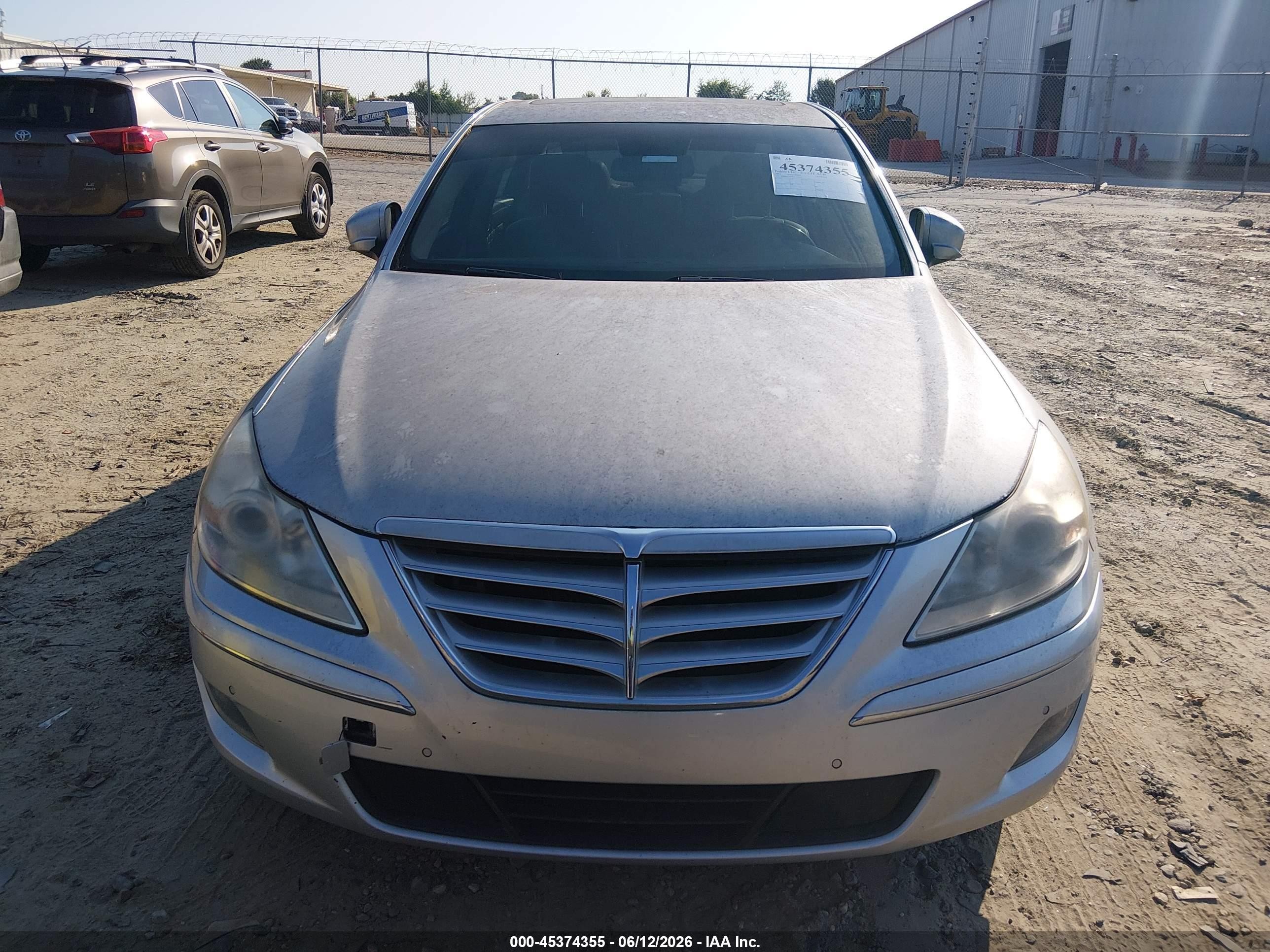 2011 Hyundai Genesis 4.6 Silver vin: KMHGC4DF7BU132322