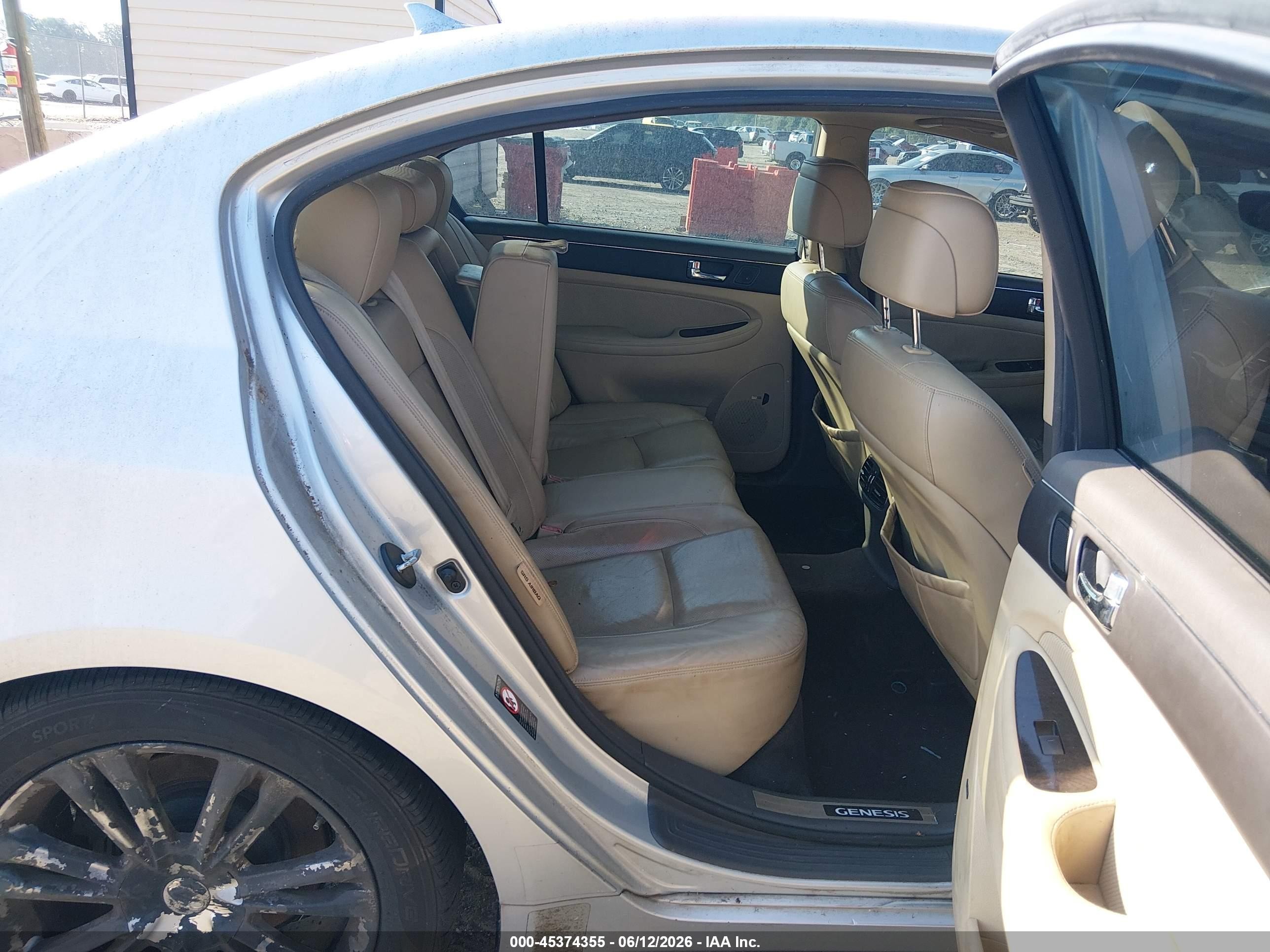 2011 Hyundai Genesis 4.6 Silver vin: KMHGC4DF7BU132322