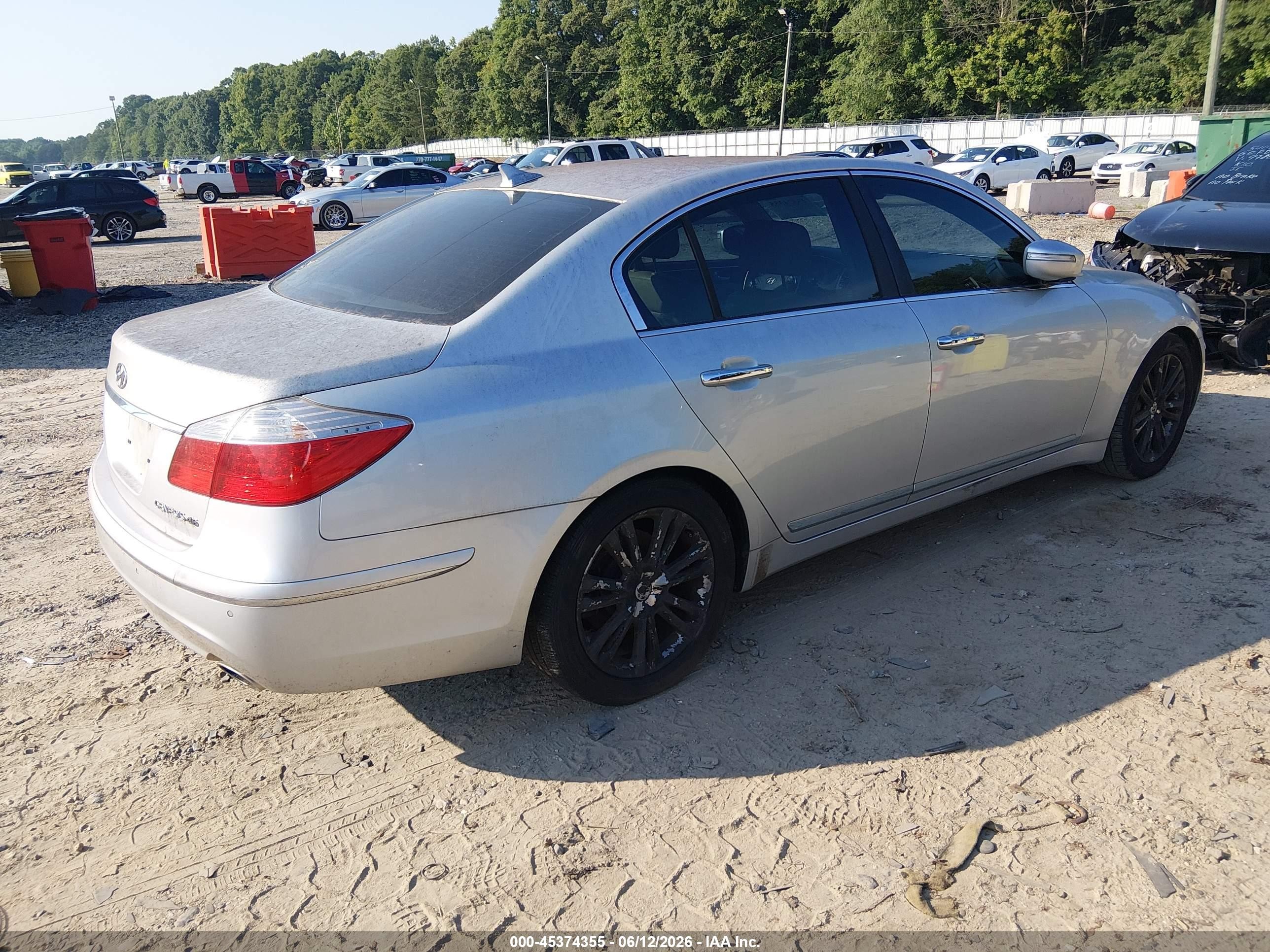2011 Hyundai Genesis 4.6 Silver vin: KMHGC4DF7BU132322