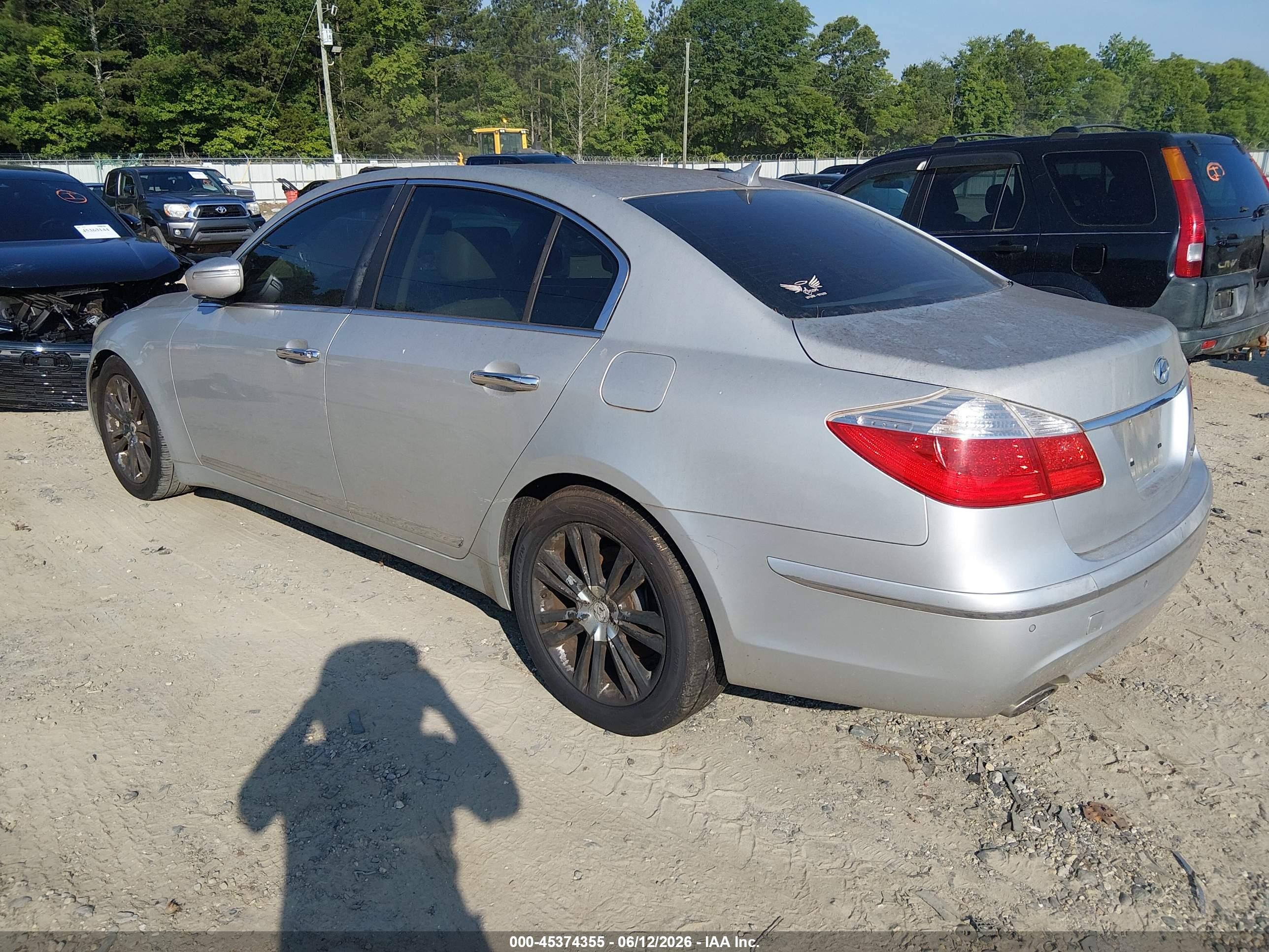 2011 Hyundai Genesis 4.6 Silver vin: KMHGC4DF7BU132322