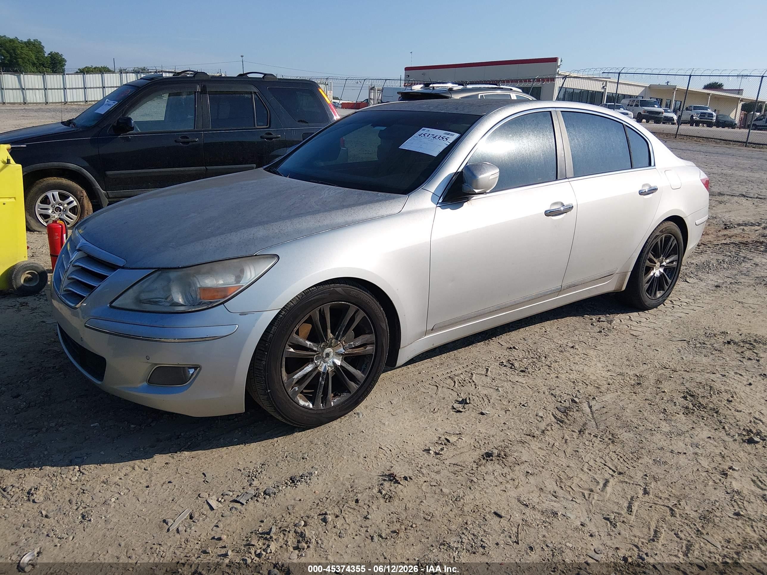 2011 Hyundai Genesis 4.6 Silver vin: KMHGC4DF7BU132322