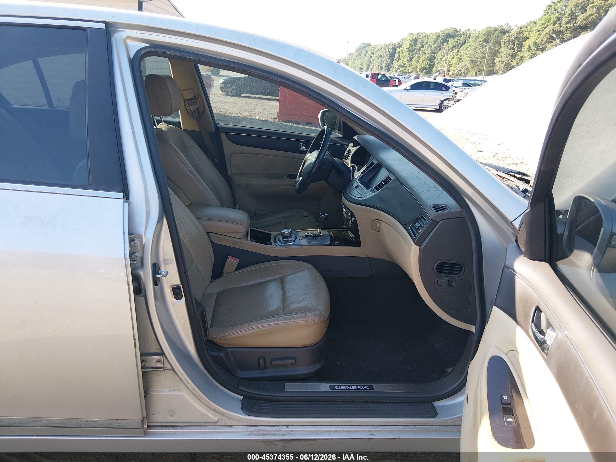 2011 Hyundai Genesis 4.6 Silver vin: KMHGC4DF7BU132322