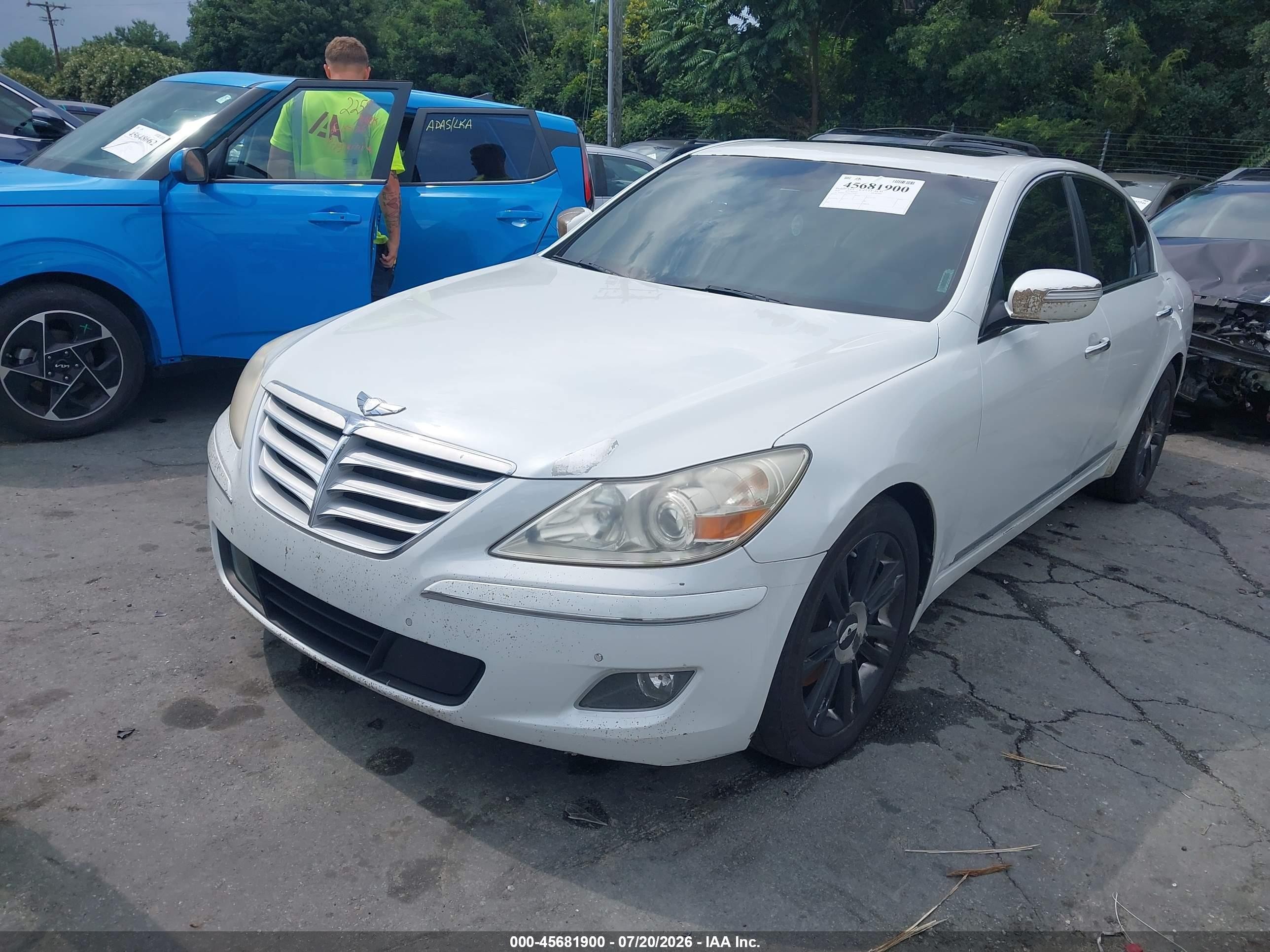 2010 Hyundai Genesis 4.6 White vin: KMHGC4DF8AU070282