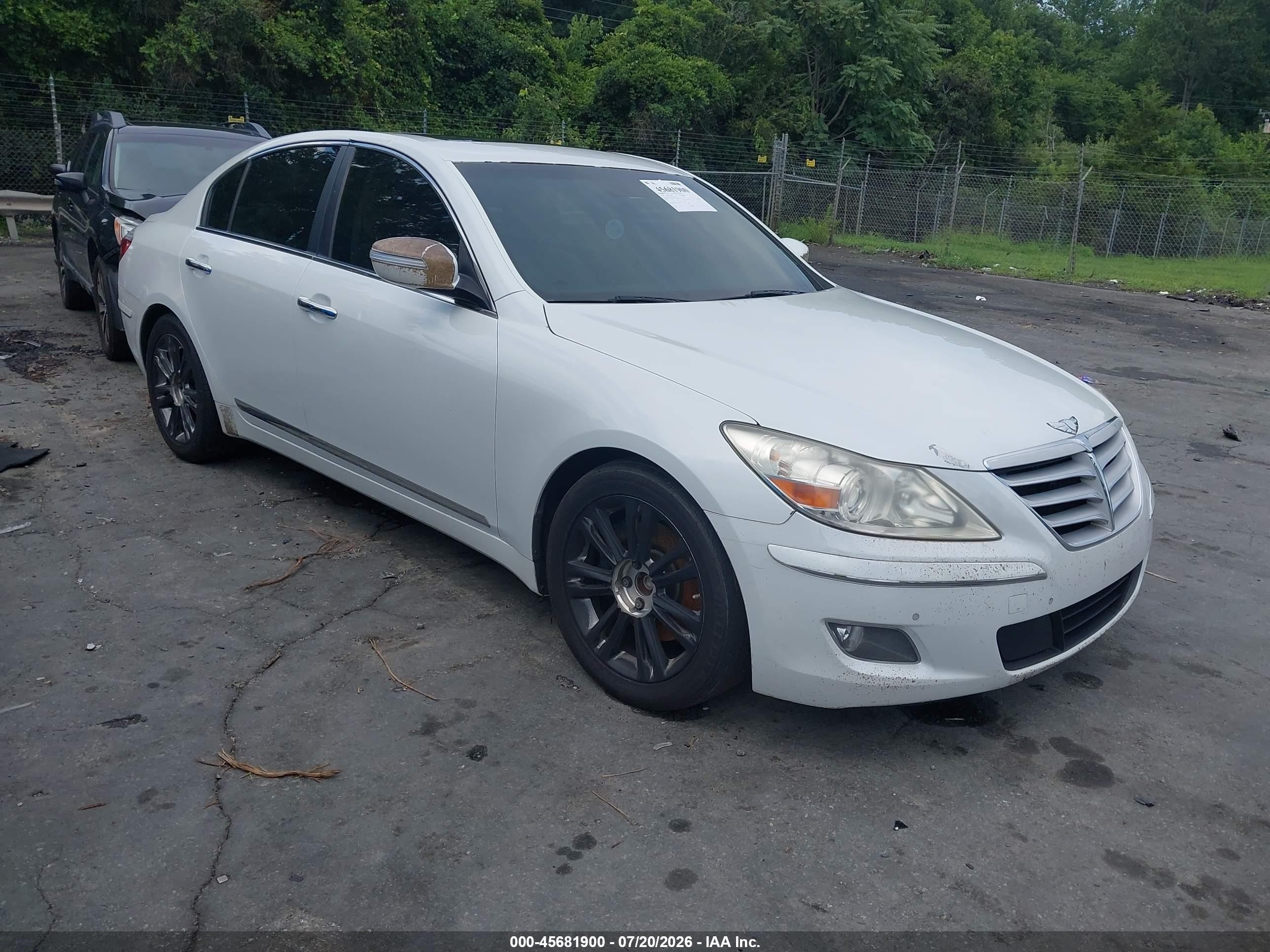 2010 Hyundai Genesis 4.6 White vin: KMHGC4DF8AU070282