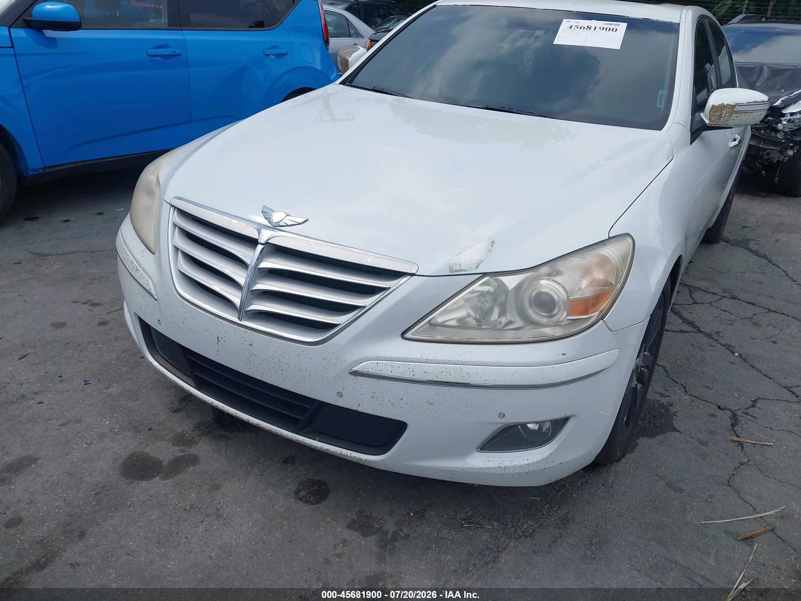2010 Hyundai Genesis 4.6 White vin: KMHGC4DF8AU070282
