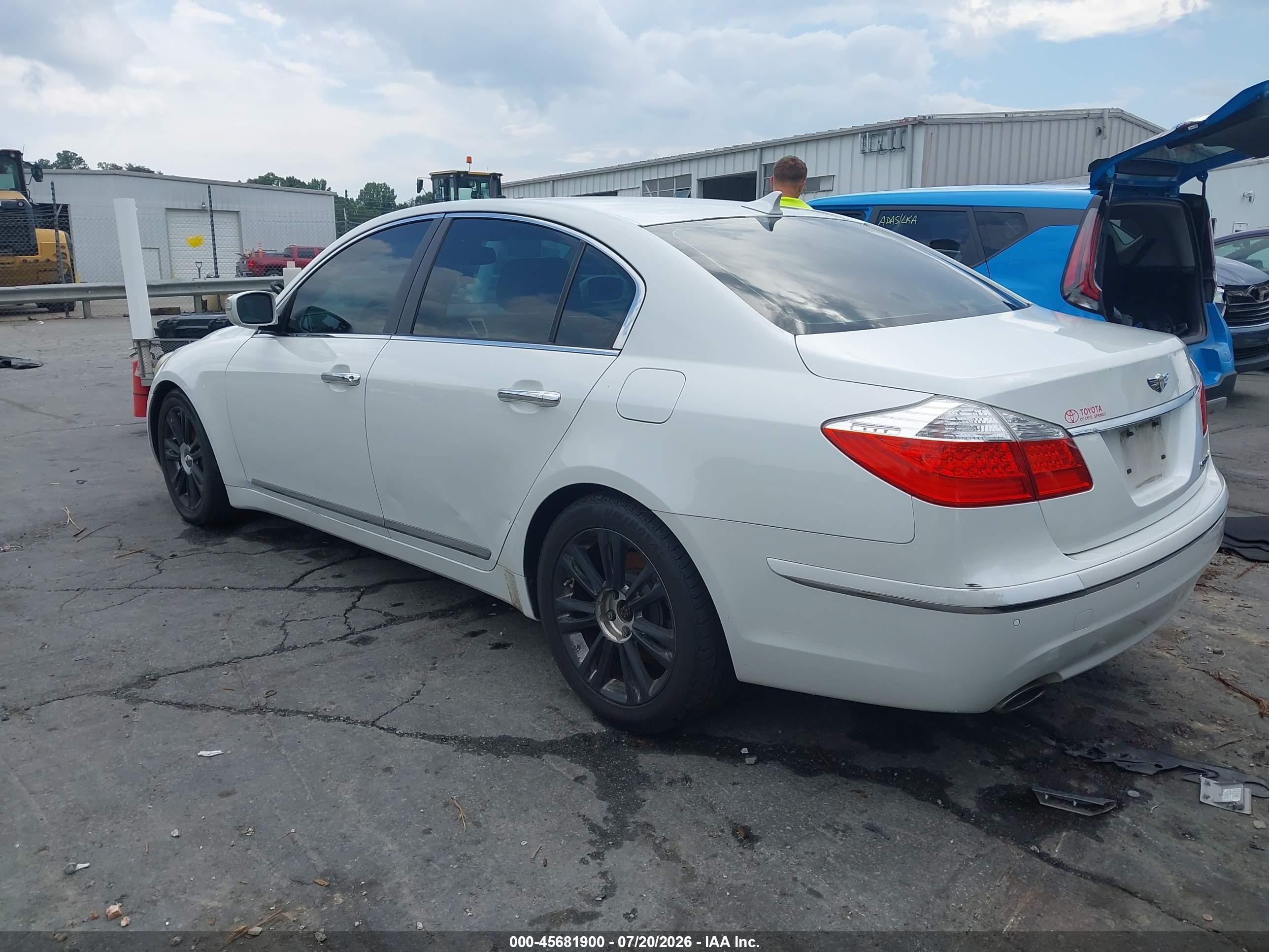 2010 Hyundai Genesis 4.6 White vin: KMHGC4DF8AU070282