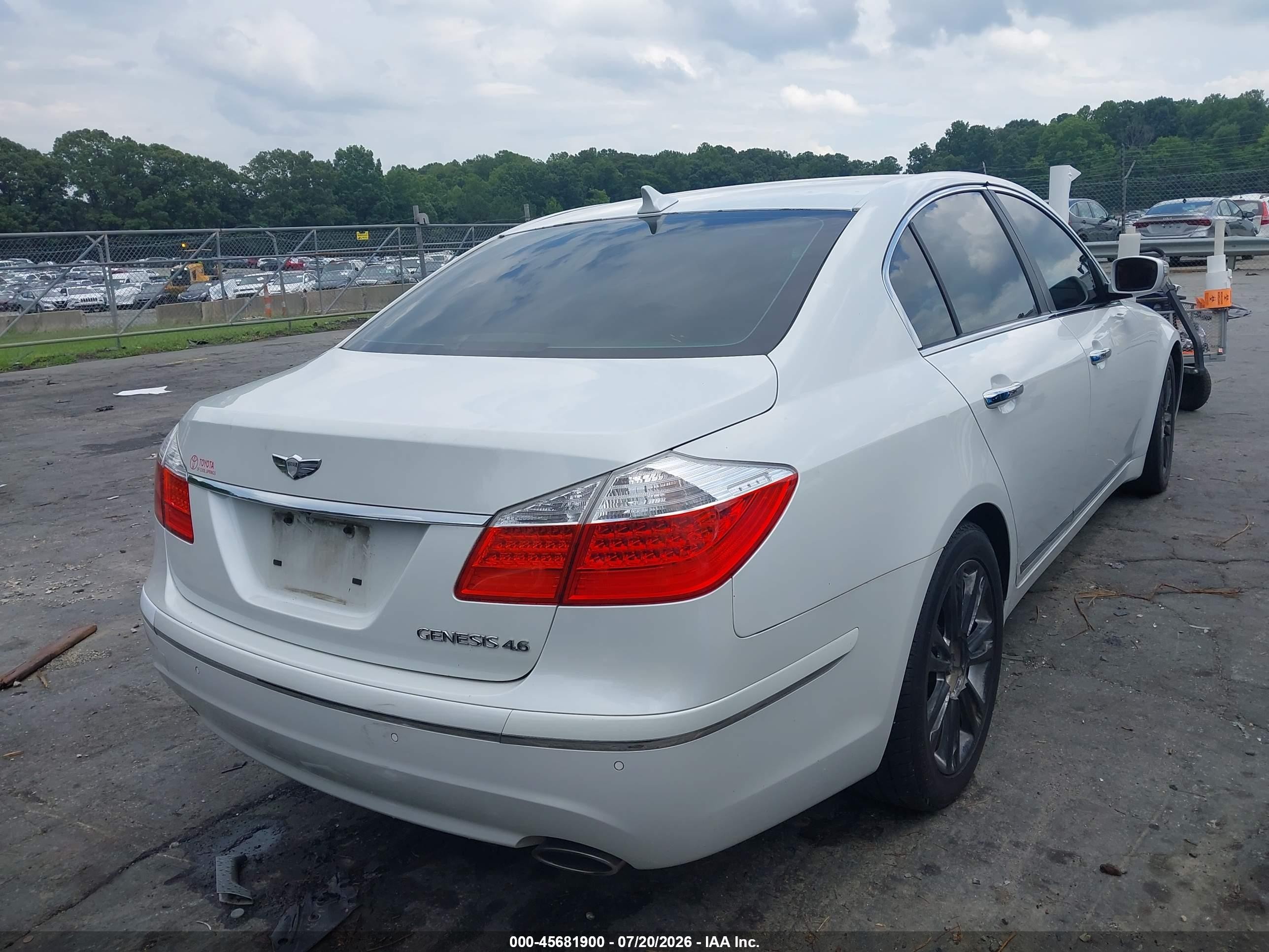 2010 Hyundai Genesis 4.6 White vin: KMHGC4DF8AU070282