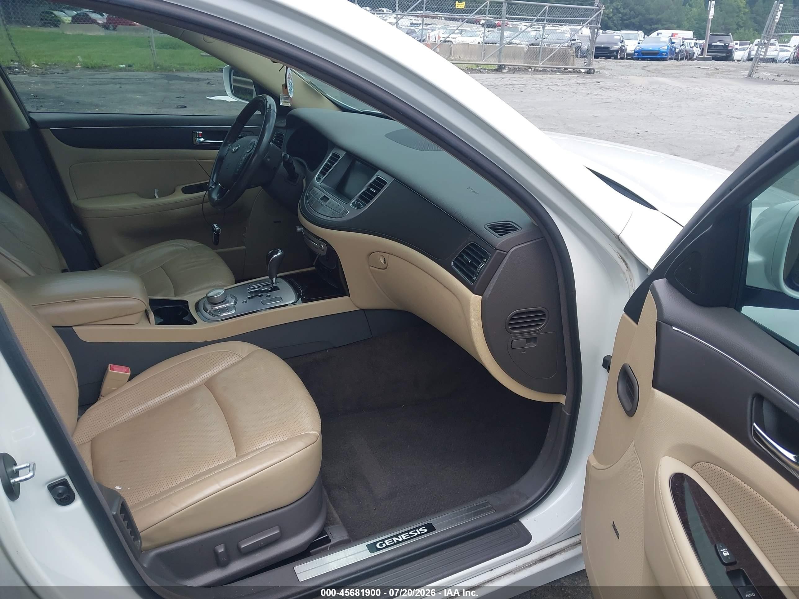 2010 Hyundai Genesis 4.6 White vin: KMHGC4DF8AU070282