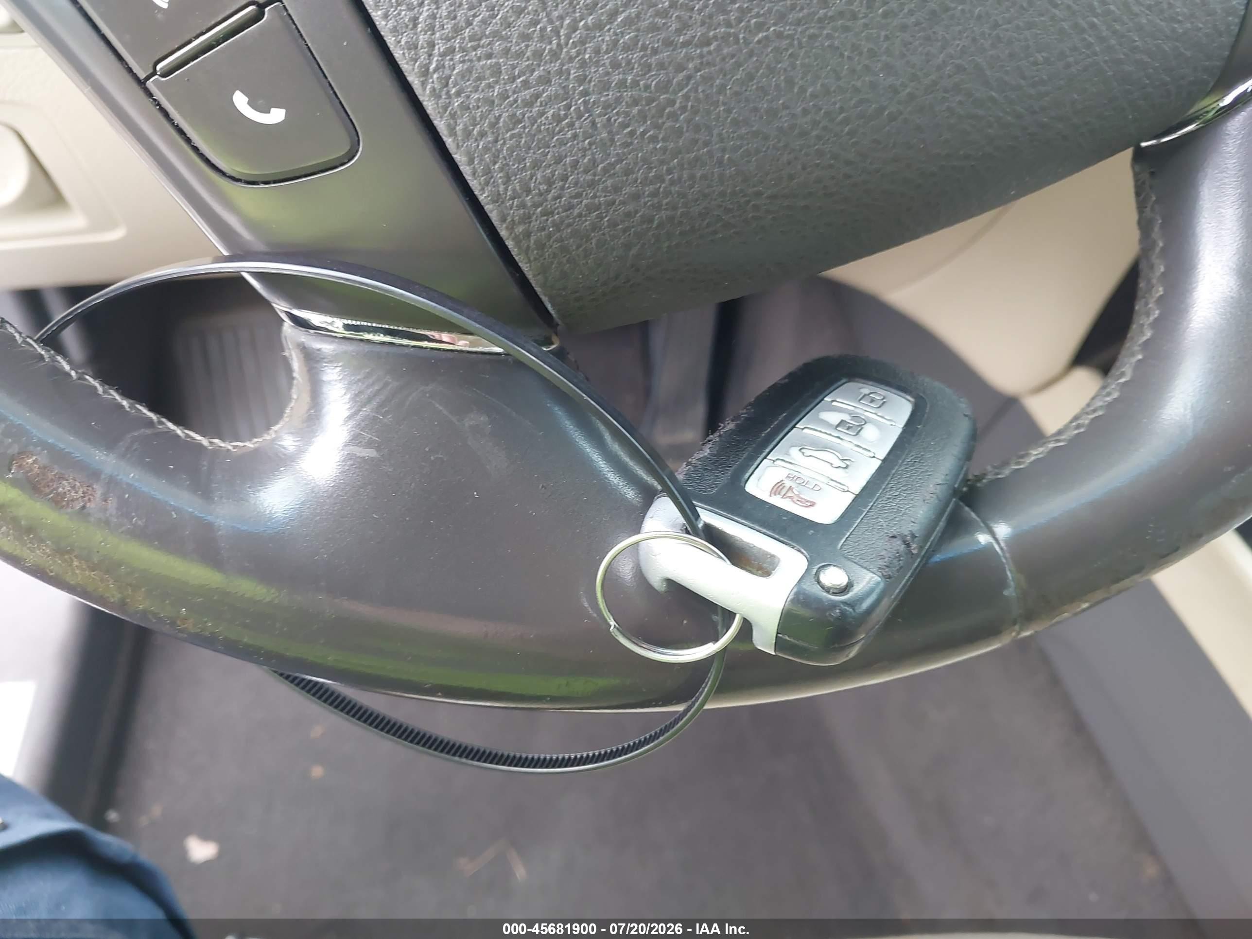 2010 Hyundai Genesis 4.6 White vin: KMHGC4DF8AU070282