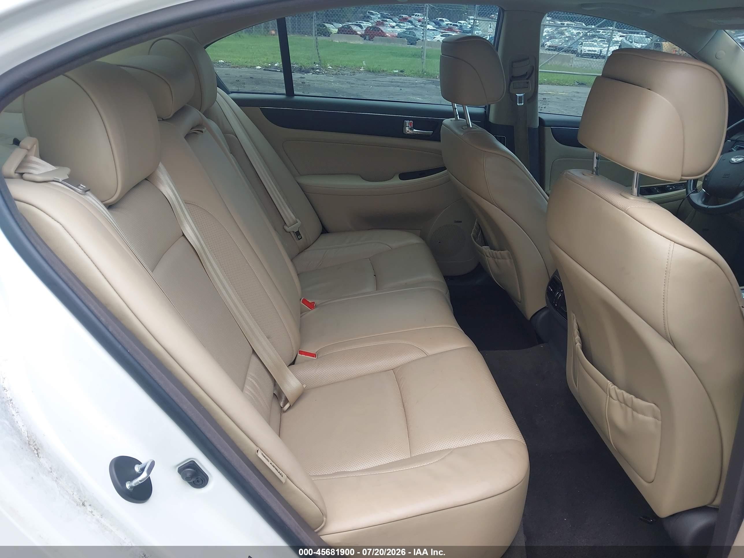 2010 Hyundai Genesis 4.6 White vin: KMHGC4DF8AU070282