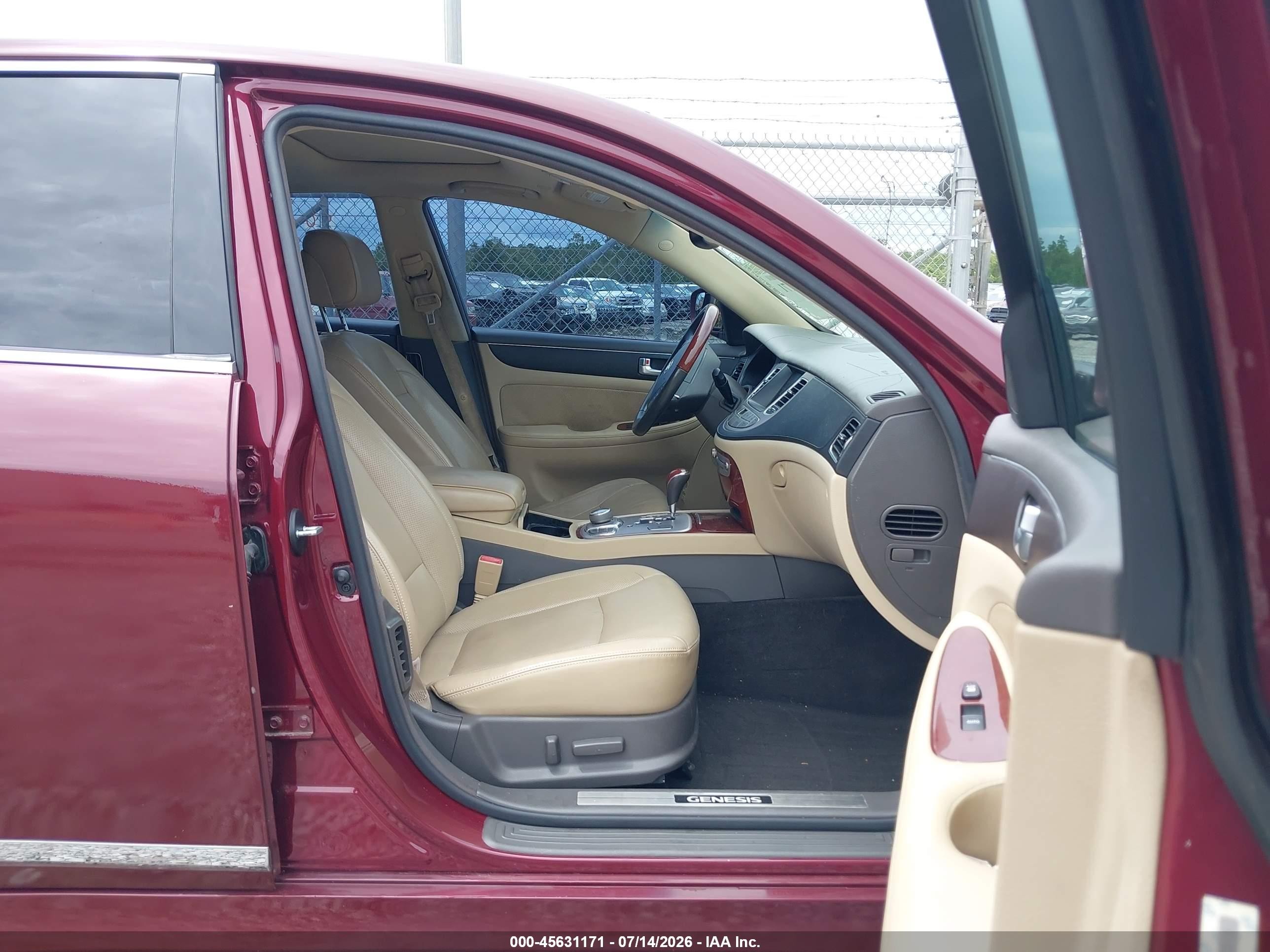 2012 Hyundai Genesis 4.6 Red vin: KMHGC4DF8CU155674