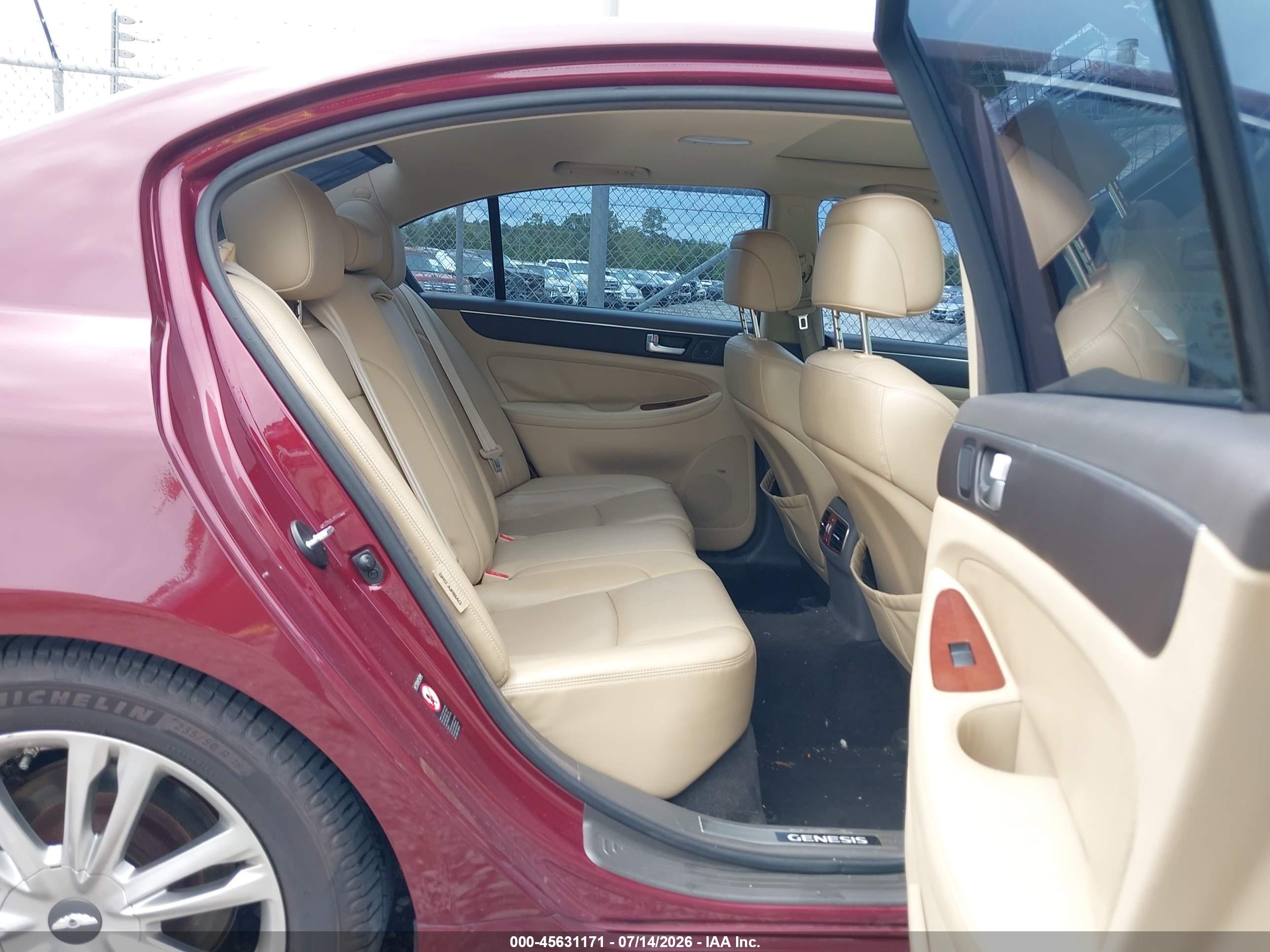 2012 Hyundai Genesis 4.6 Red vin: KMHGC4DF8CU155674