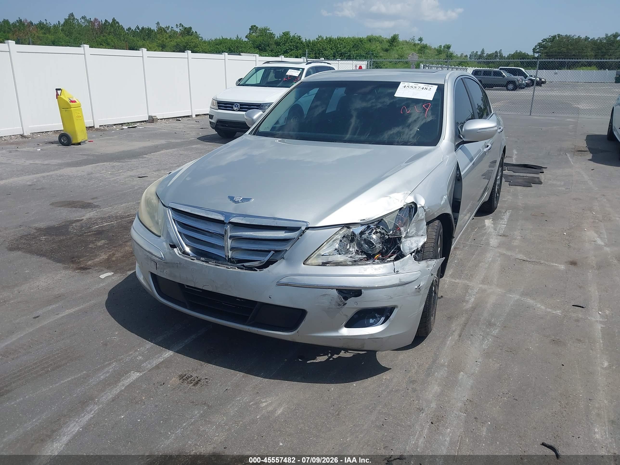 2011 Hyundai Genesis 4.6 Silver vin: KMHGC4DF9BU114825