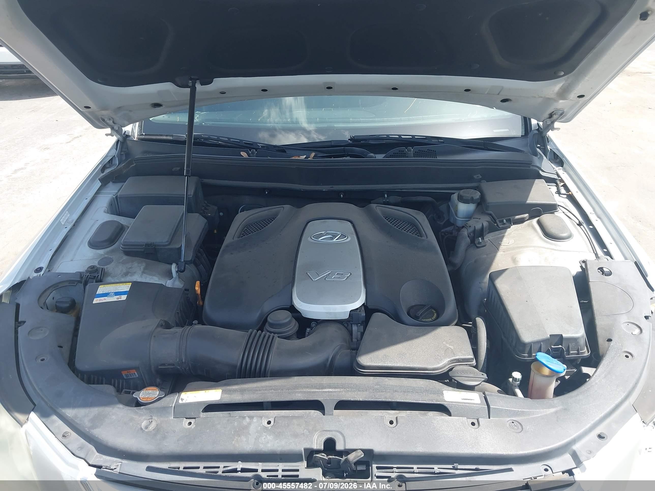 2011 Hyundai Genesis 4.6 Silver vin: KMHGC4DF9BU114825