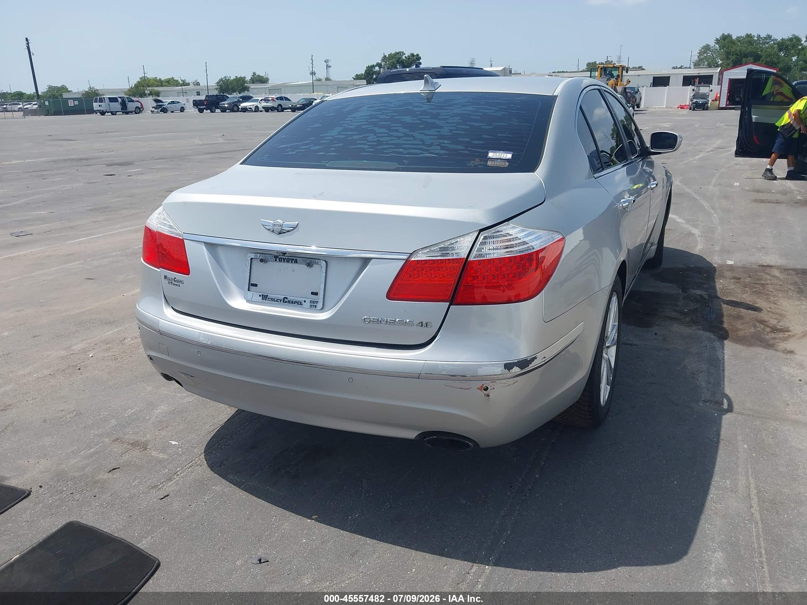 2011 Hyundai Genesis 4.6 Silver vin: KMHGC4DF9BU114825