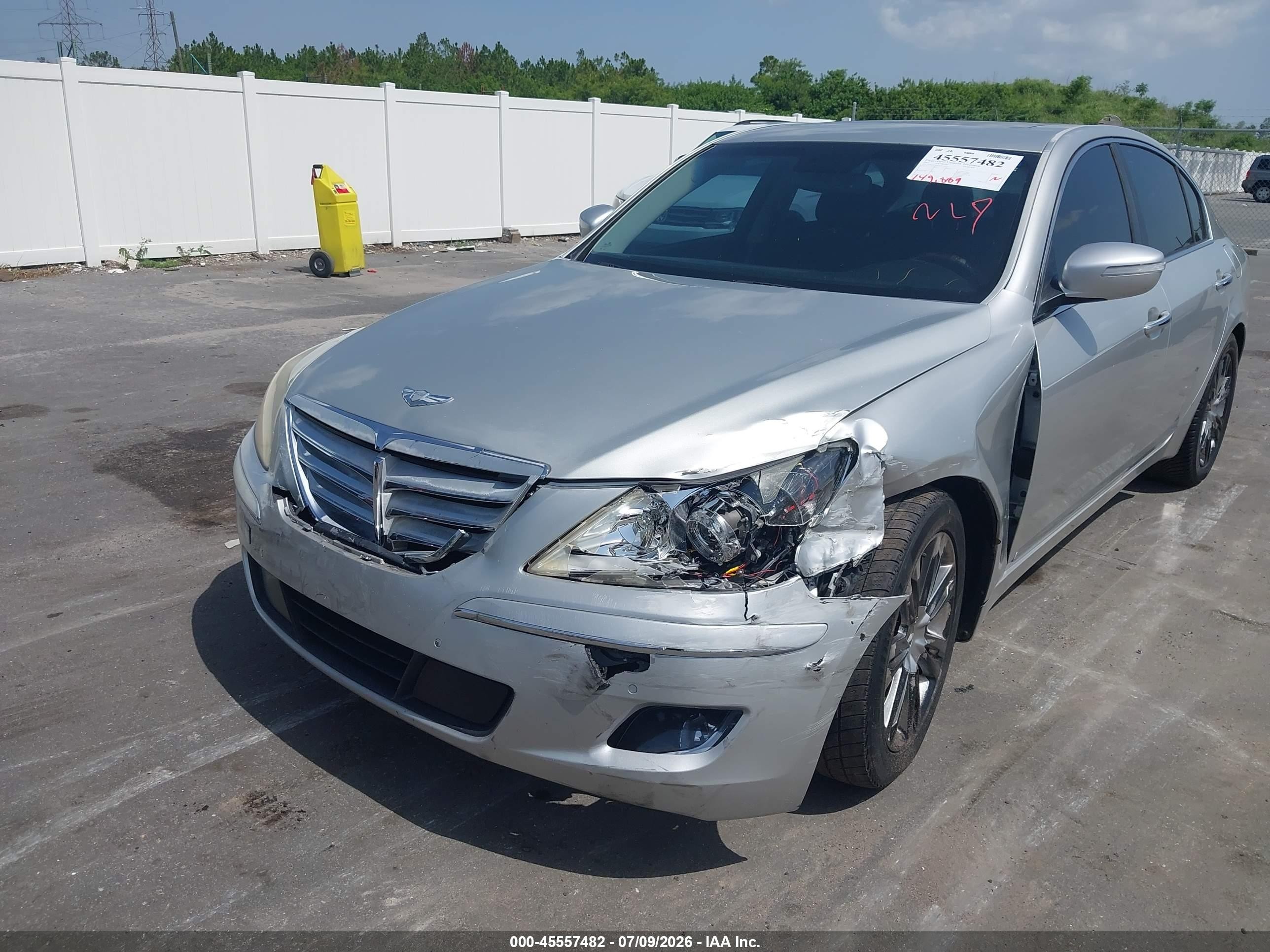 2011 Hyundai Genesis 4.6 Silver vin: KMHGC4DF9BU114825
