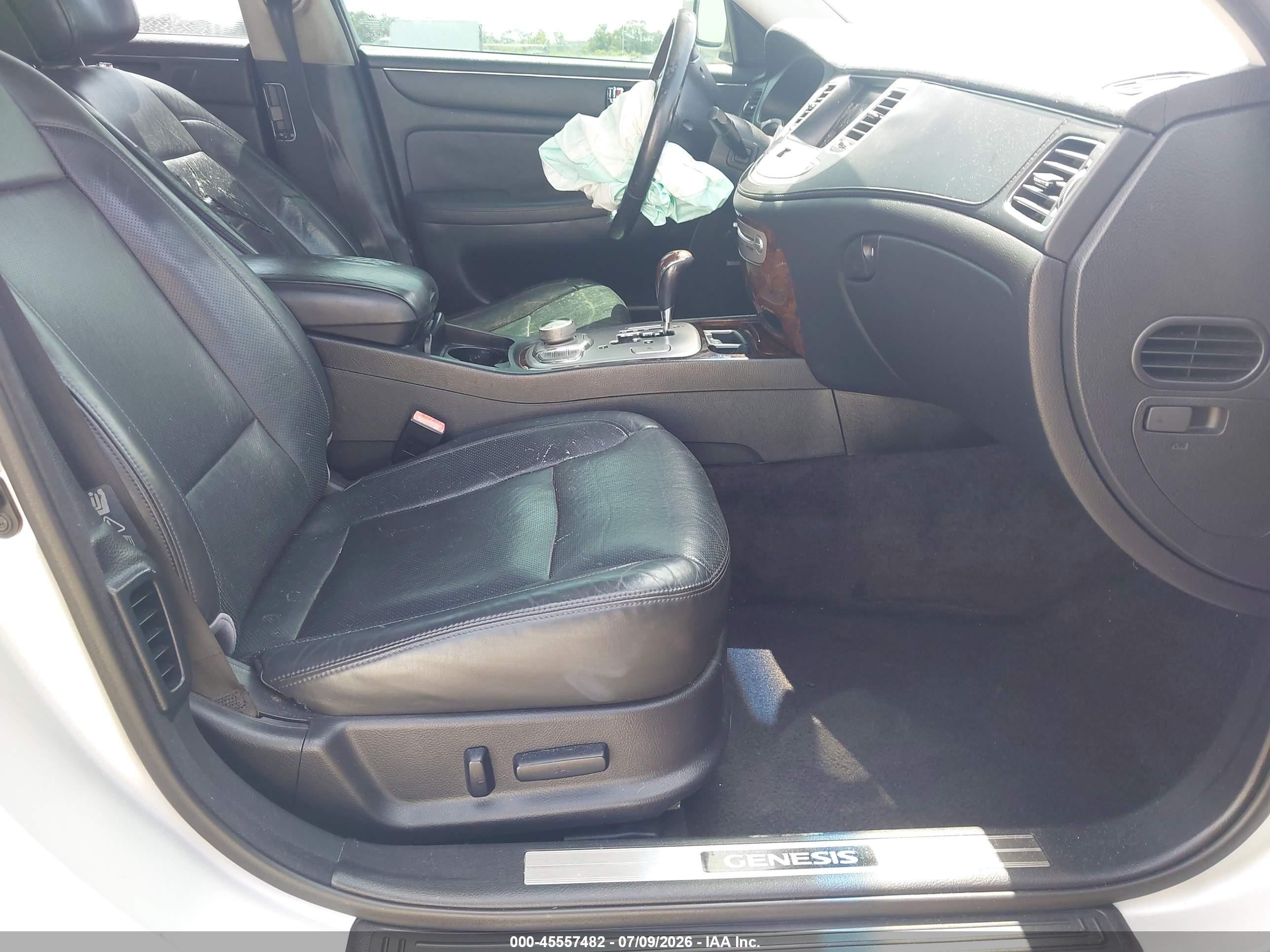 2011 Hyundai Genesis 4.6 Silver vin: KMHGC4DF9BU114825