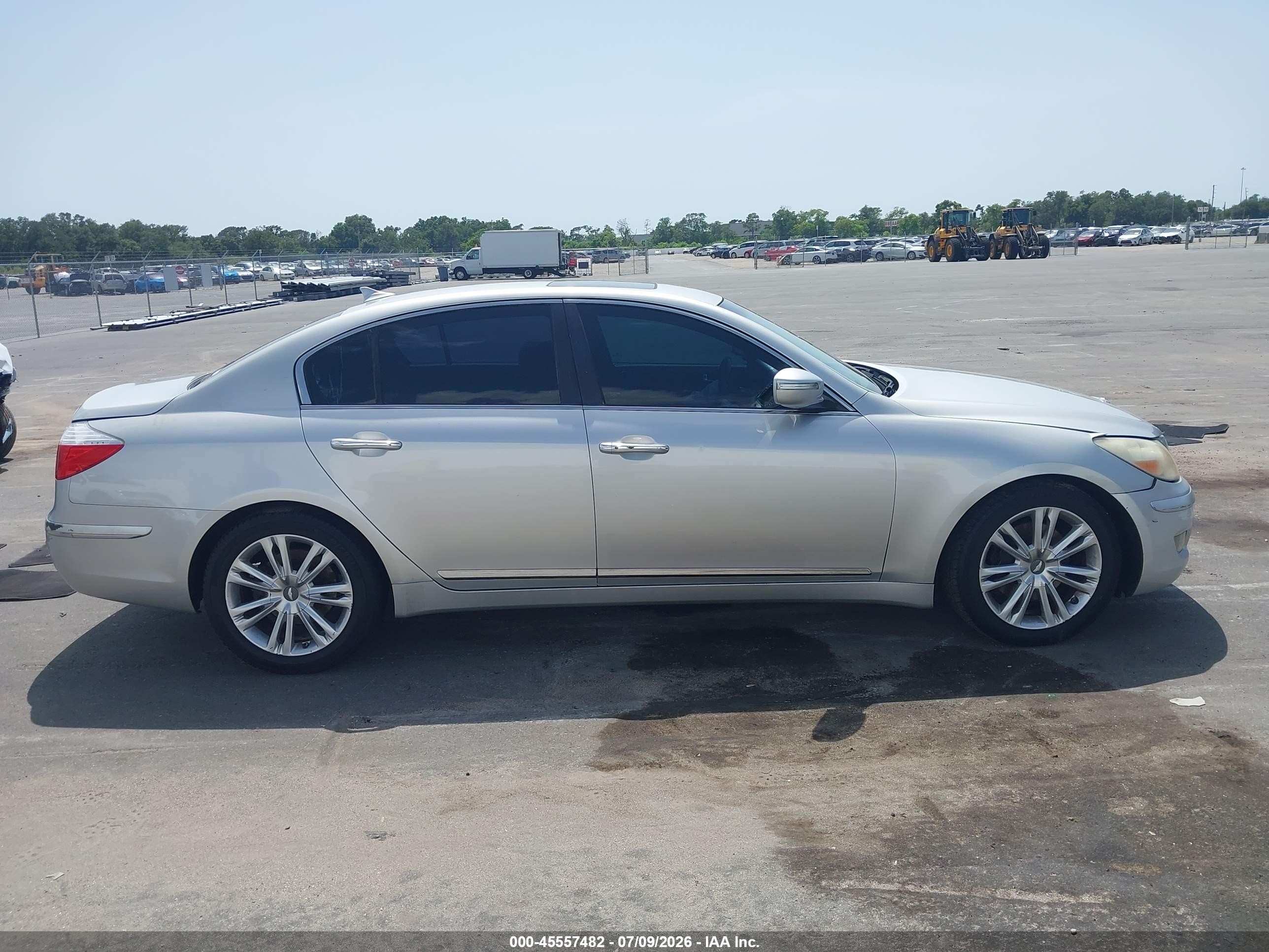 2011 Hyundai Genesis 4.6 Silver vin: KMHGC4DF9BU114825