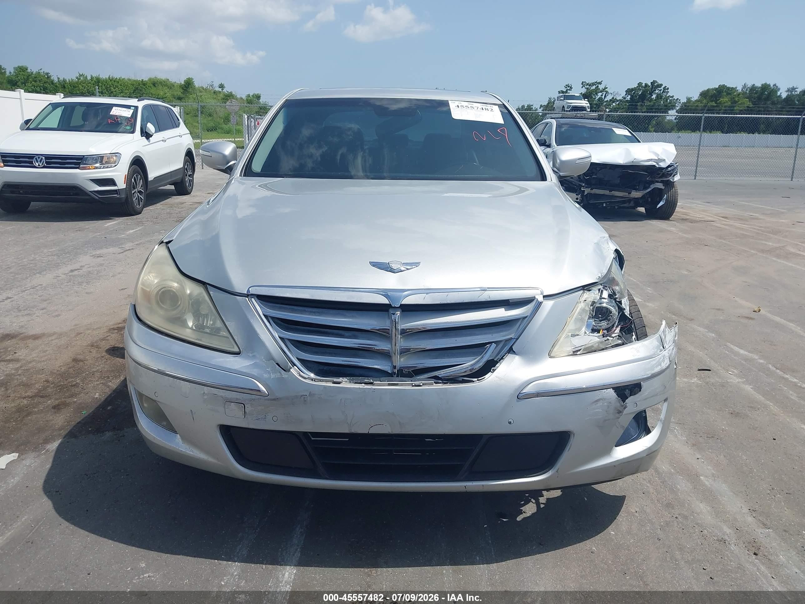 2011 Hyundai Genesis 4.6 Silver vin: KMHGC4DF9BU114825