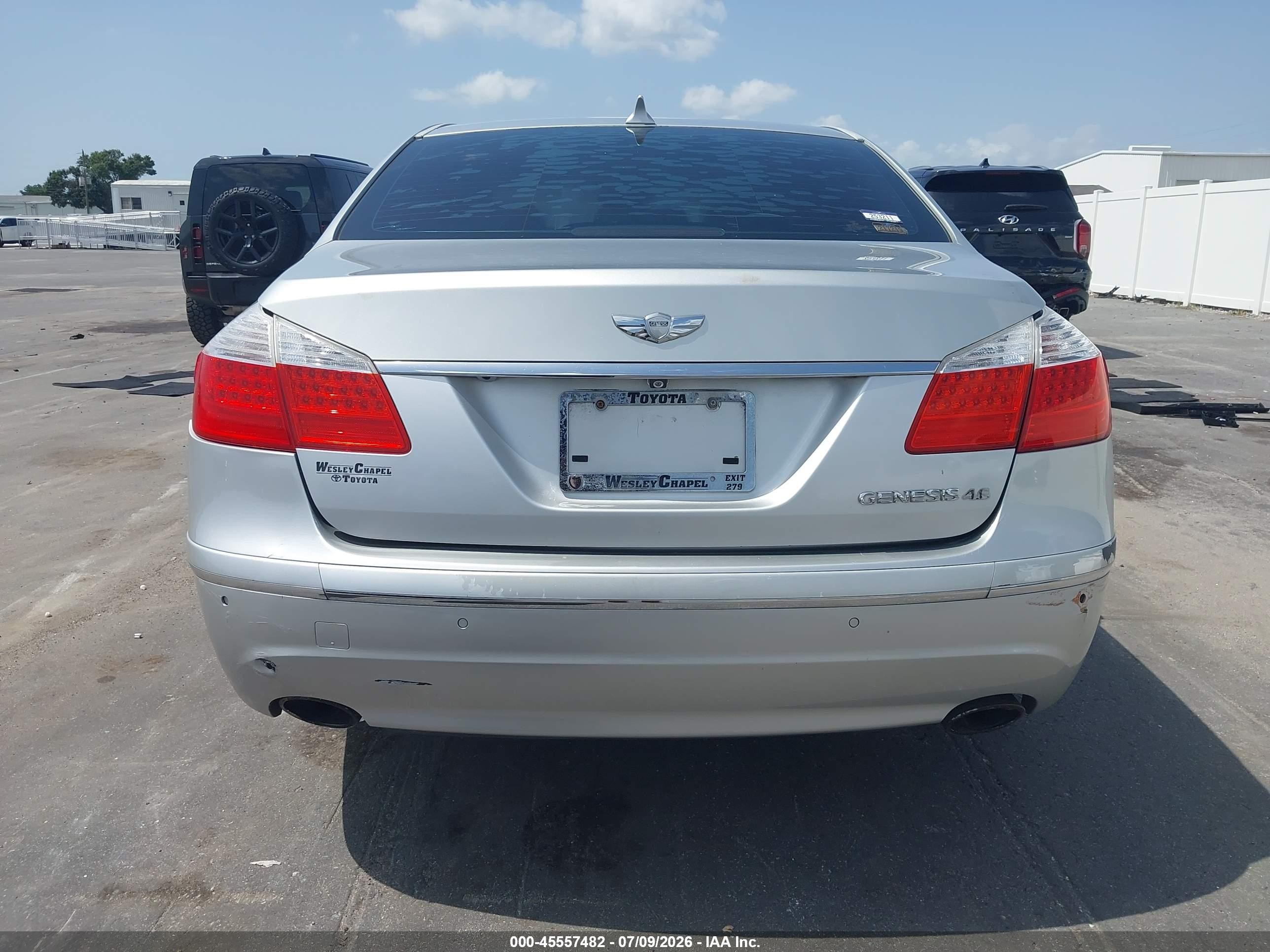 2011 Hyundai Genesis 4.6 Silver vin: KMHGC4DF9BU114825