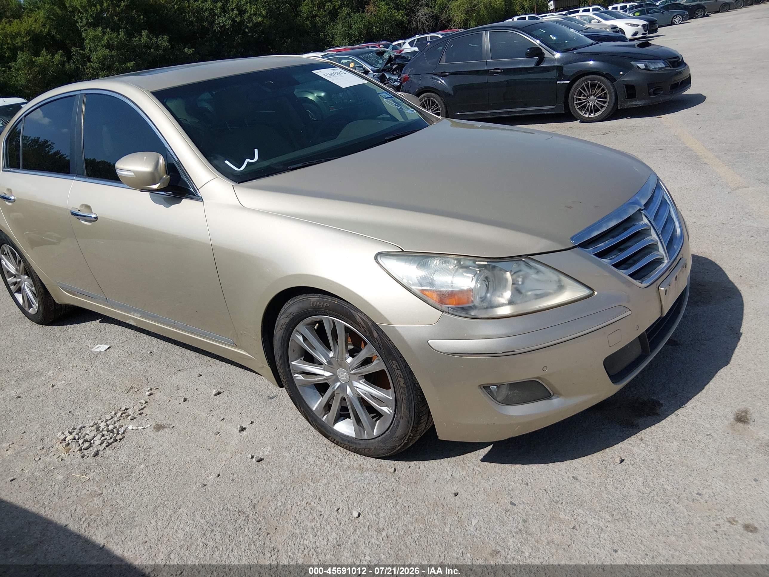 2011 Hyundai Genesis 4.6 Beige vin: KMHGC4DF9BU132080