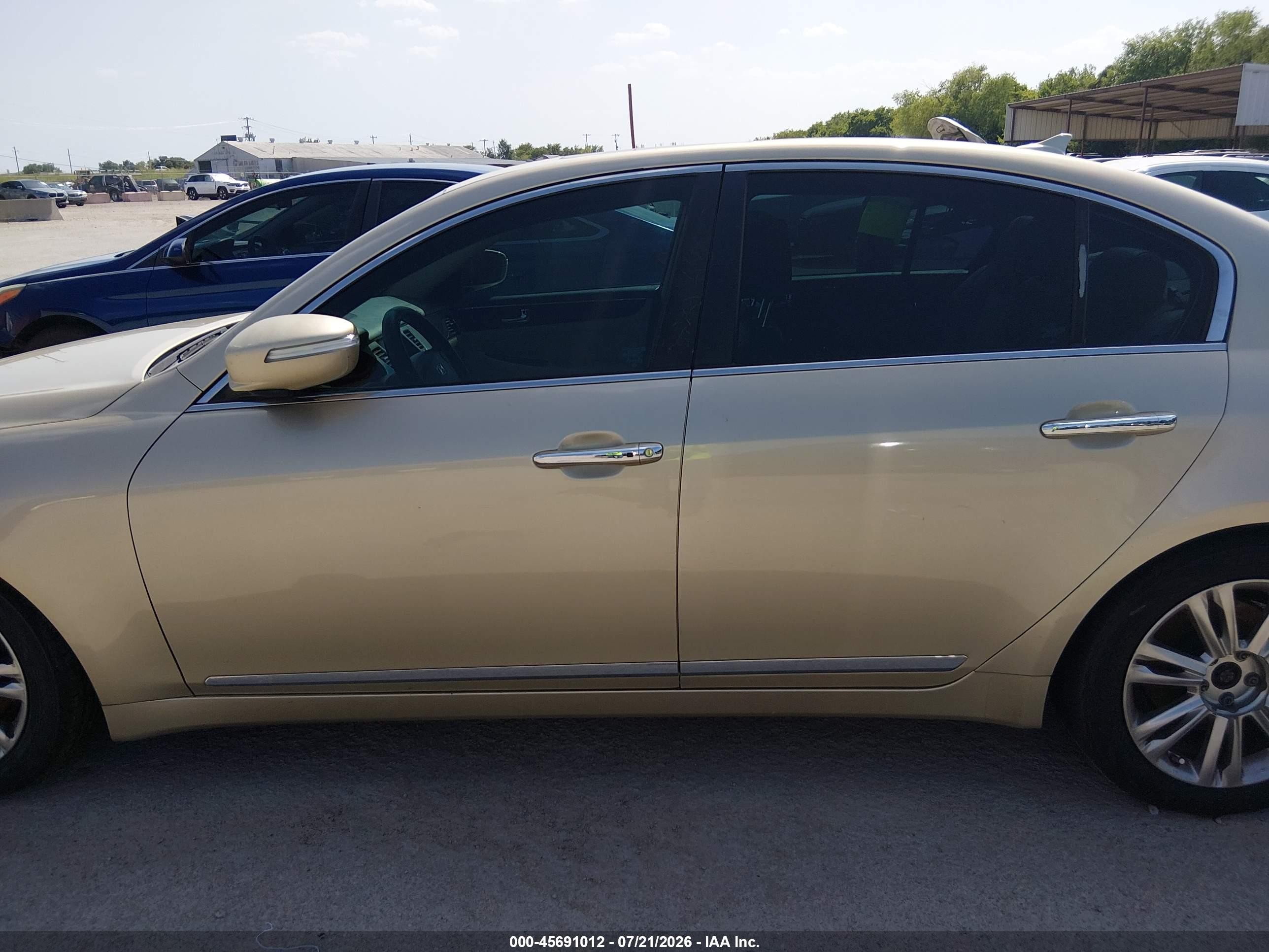 2011 Hyundai Genesis 4.6 Beige vin: KMHGC4DF9BU132080
