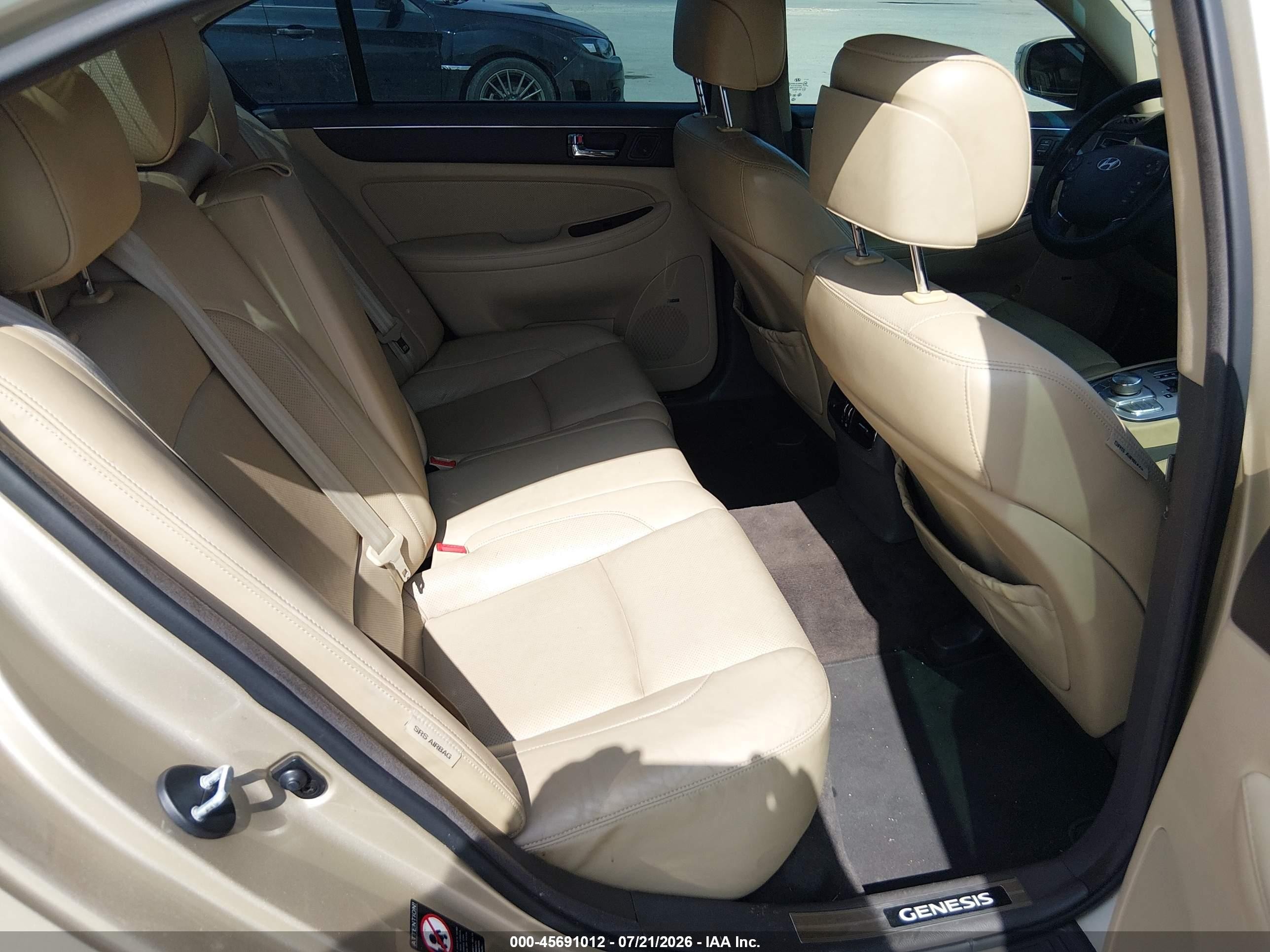 2011 Hyundai Genesis 4.6 Beige vin: KMHGC4DF9BU132080