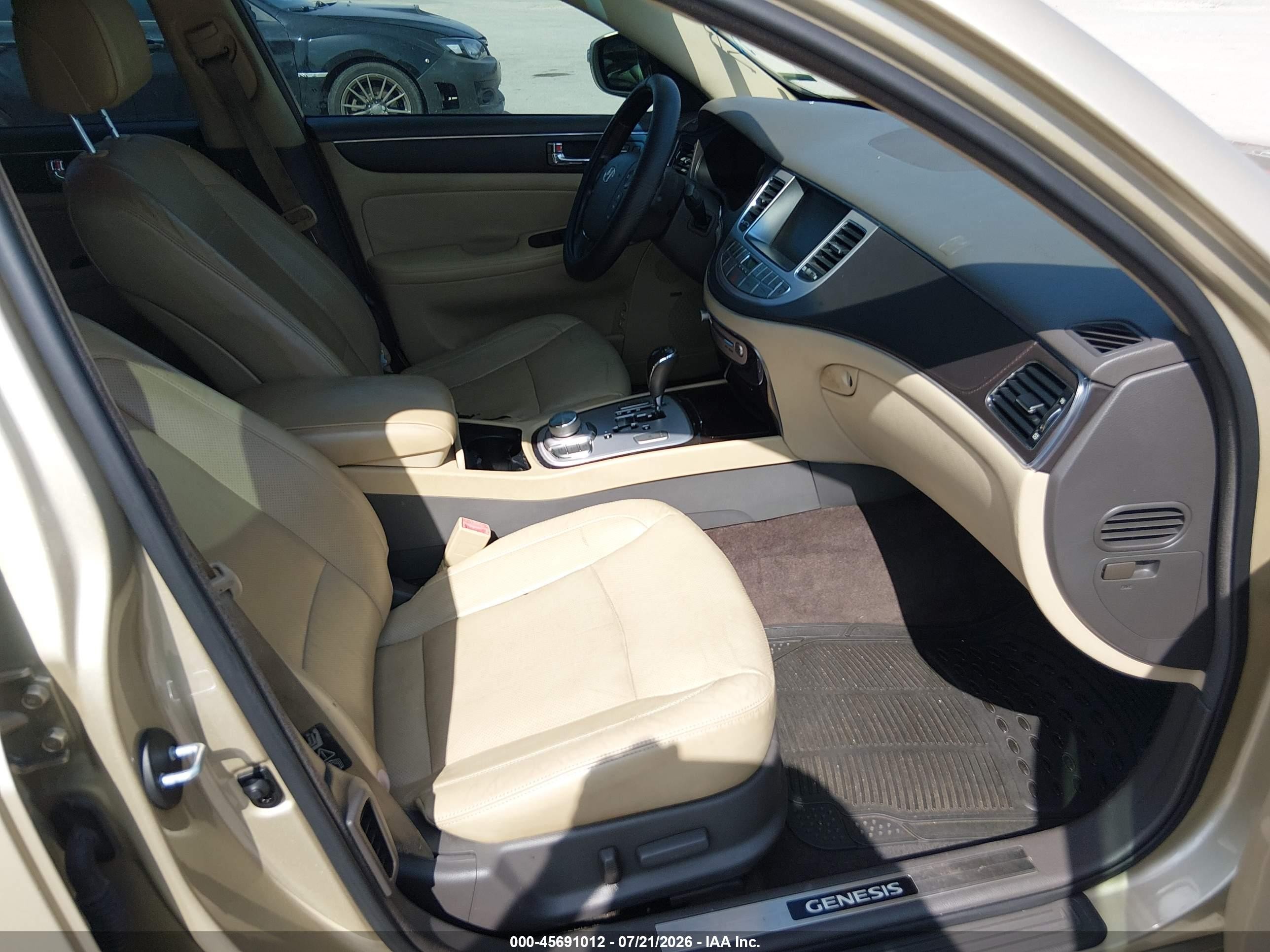 2011 Hyundai Genesis 4.6 Beige vin: KMHGC4DF9BU132080