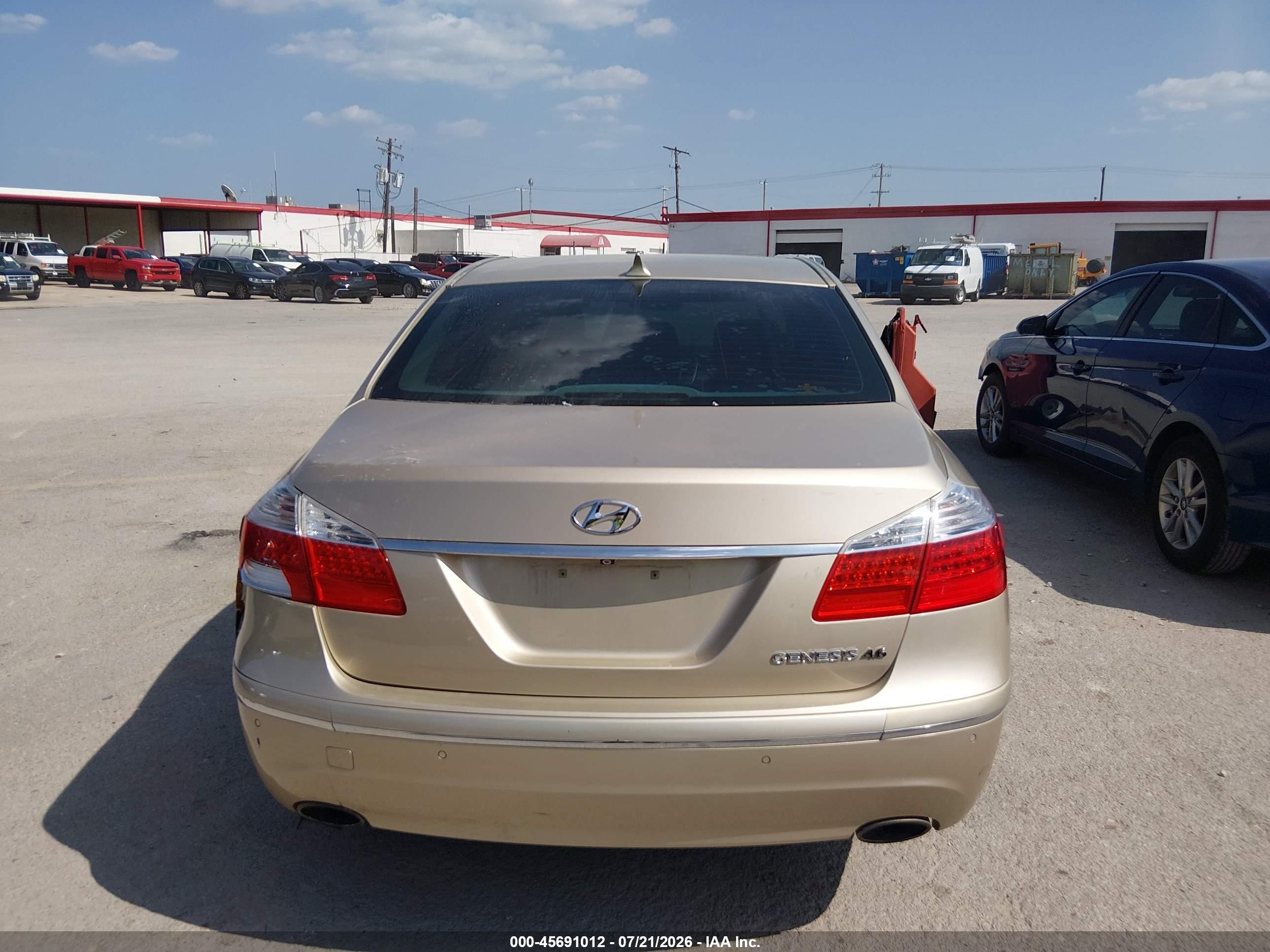 2011 Hyundai Genesis 4.6 Beige vin: KMHGC4DF9BU132080