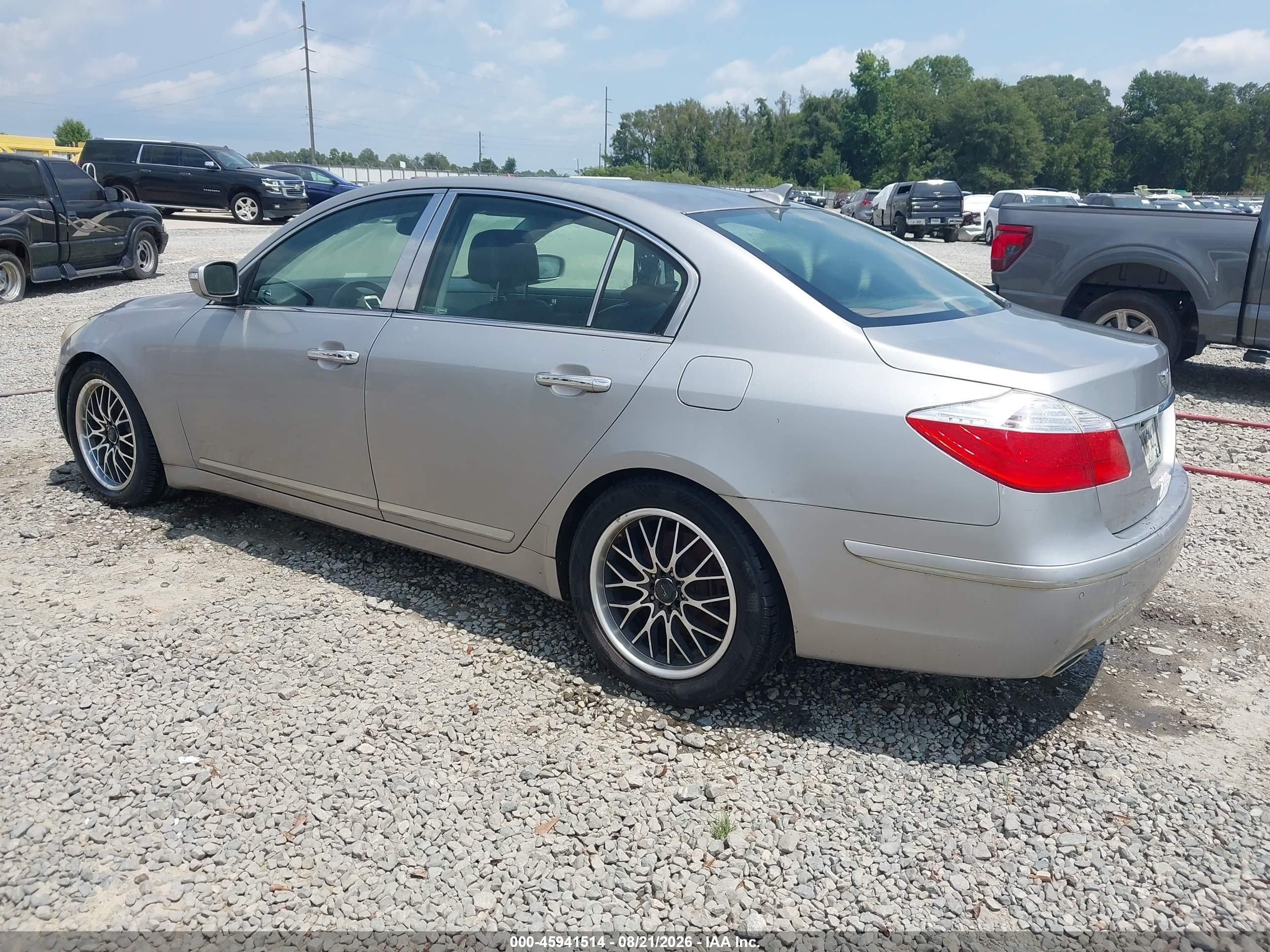 2010 Hyundai Genesis 4.6 Silver vin: KMHGC4DFXAU109809
