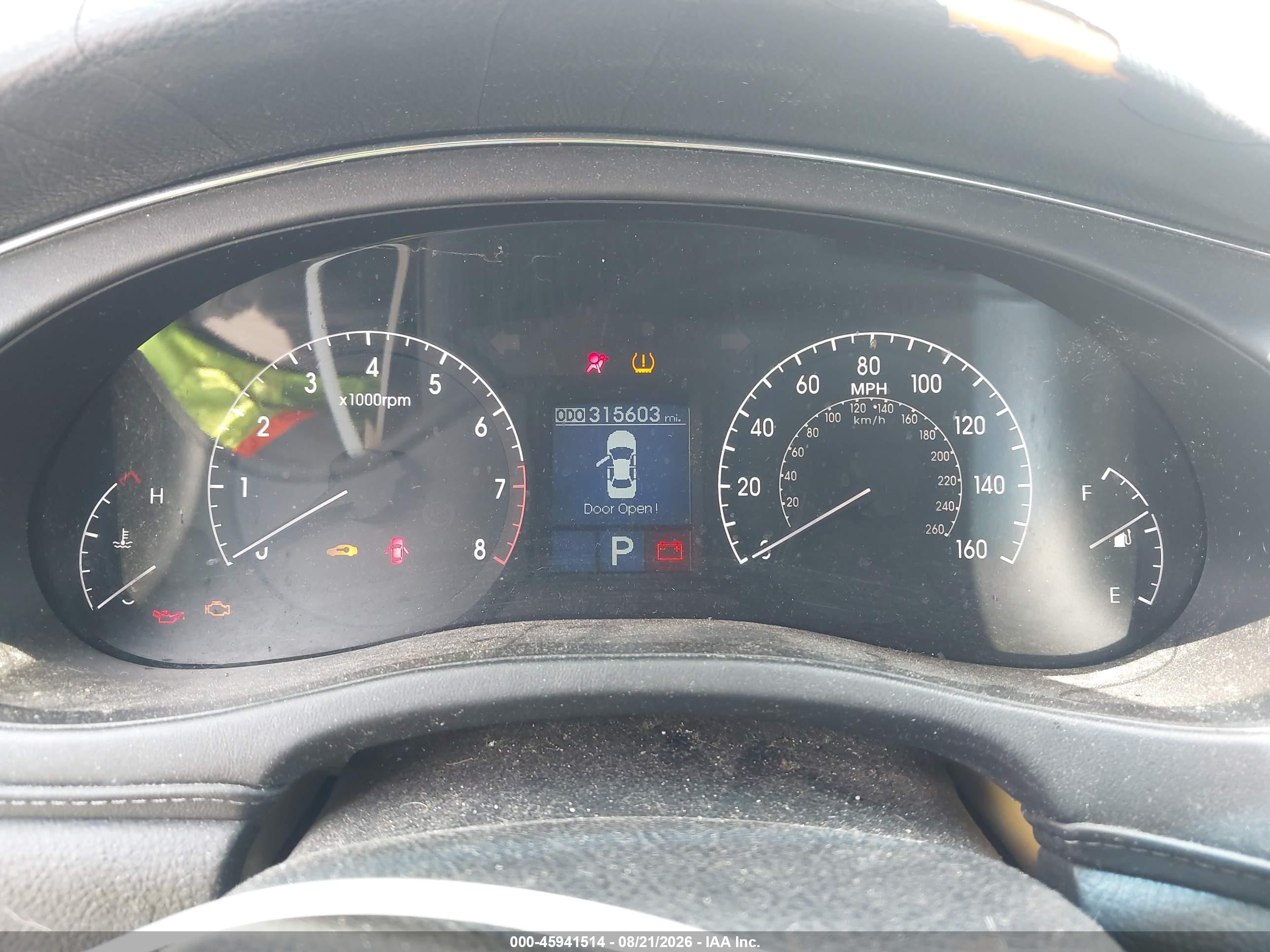 2010 Hyundai Genesis 4.6 Silver vin: KMHGC4DFXAU109809