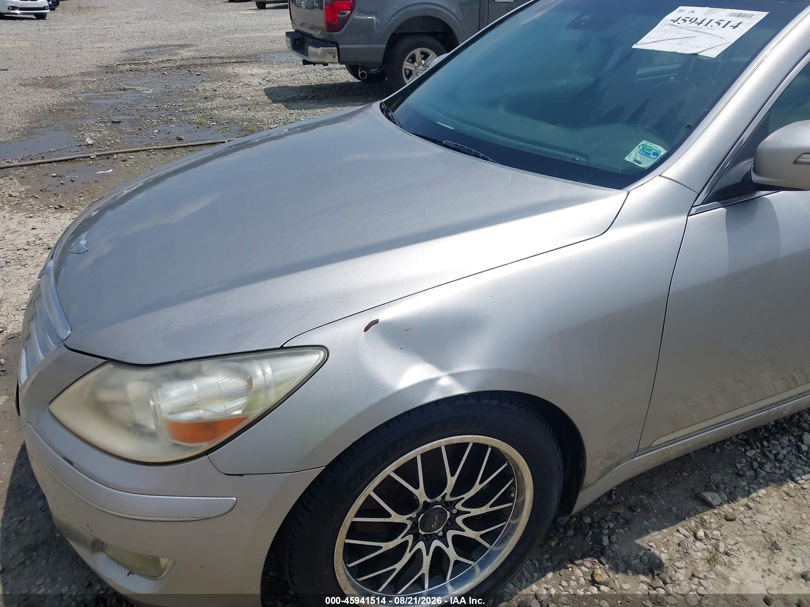2010 Hyundai Genesis 4.6 Silver vin: KMHGC4DFXAU109809