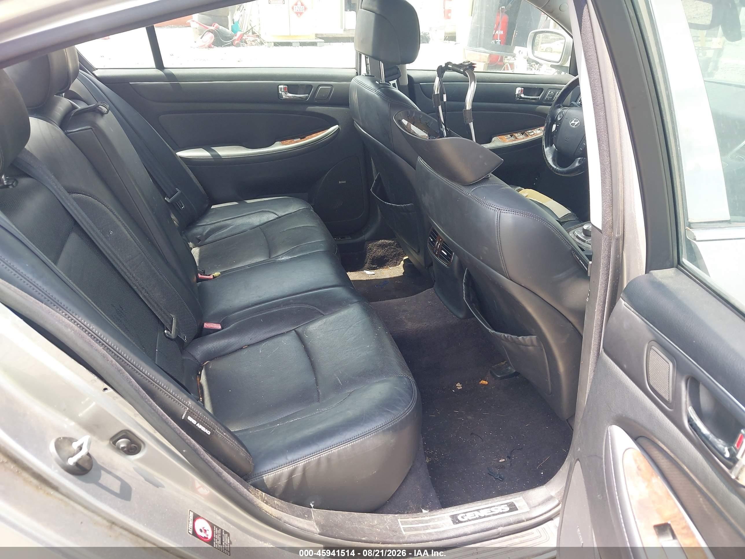 2010 Hyundai Genesis 4.6 Silver vin: KMHGC4DFXAU109809