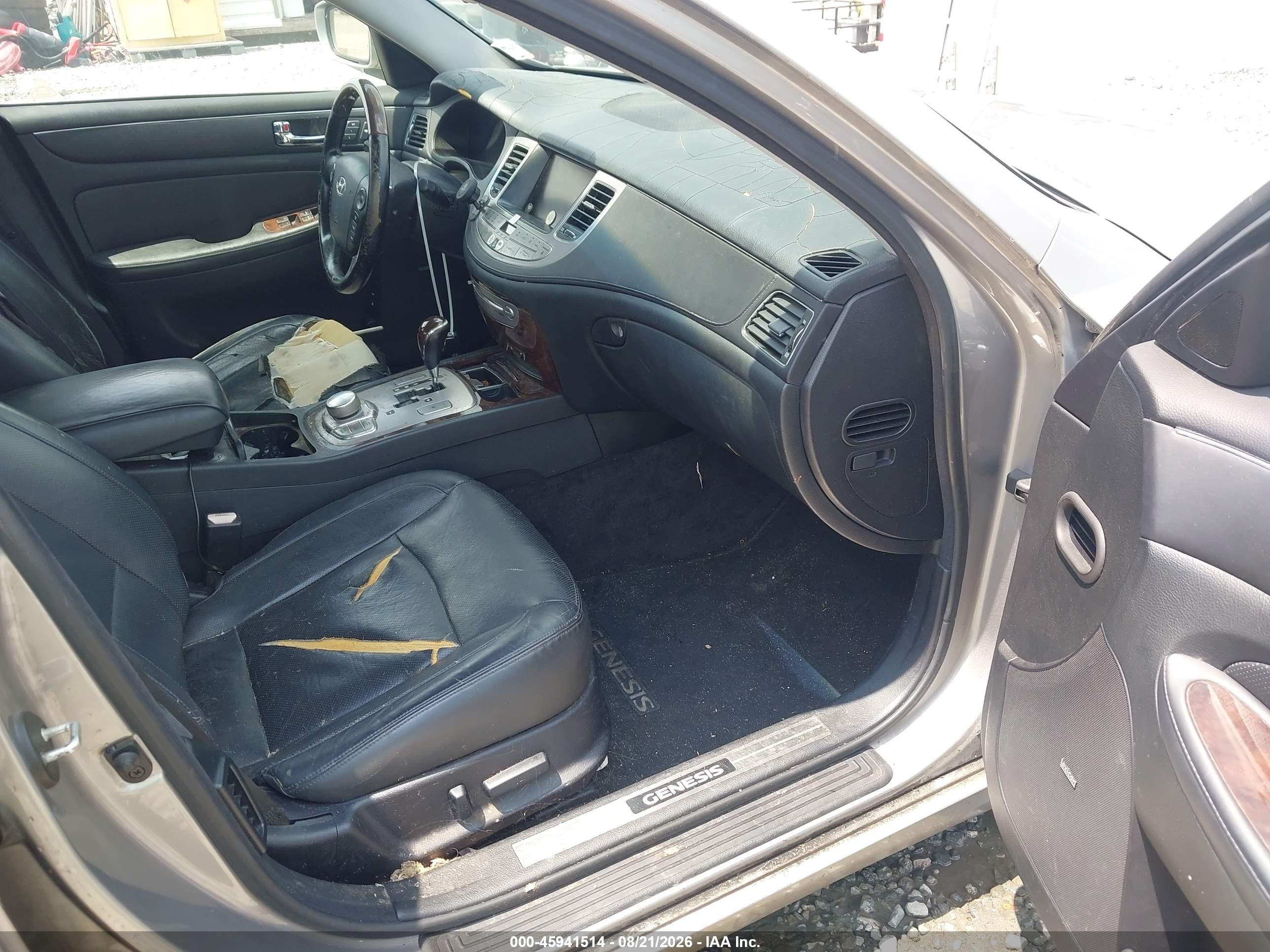 2010 Hyundai Genesis 4.6 Silver vin: KMHGC4DFXAU109809