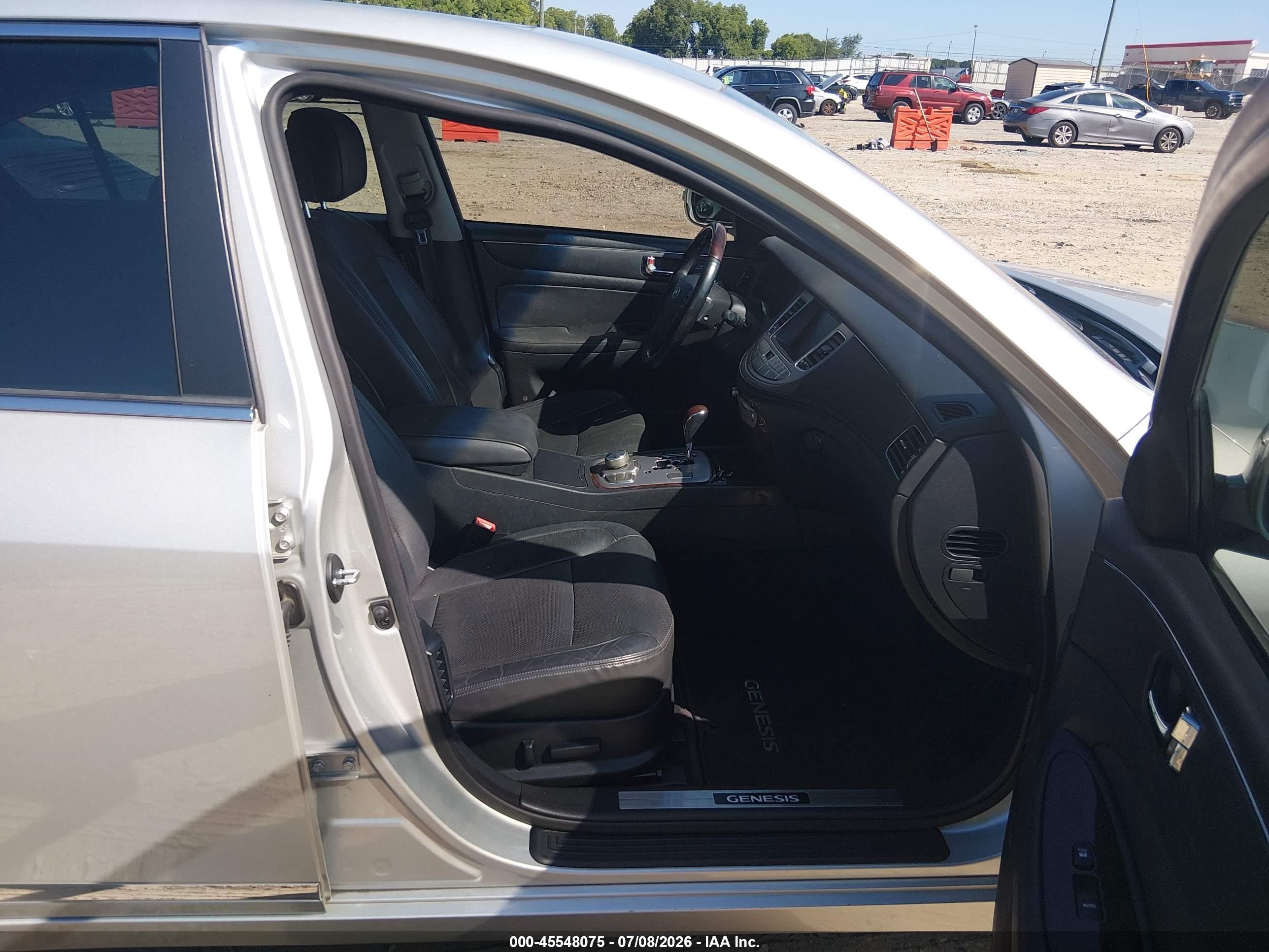 2011 Hyundai Genesis 4.6 Silver vin: KMHGC4DFXBU133738