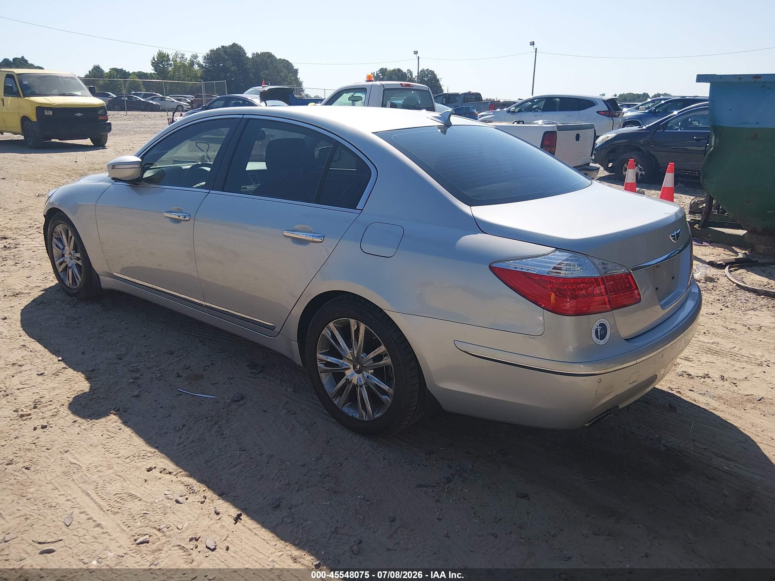 2011 Hyundai Genesis 4.6 Silver vin: KMHGC4DFXBU133738
