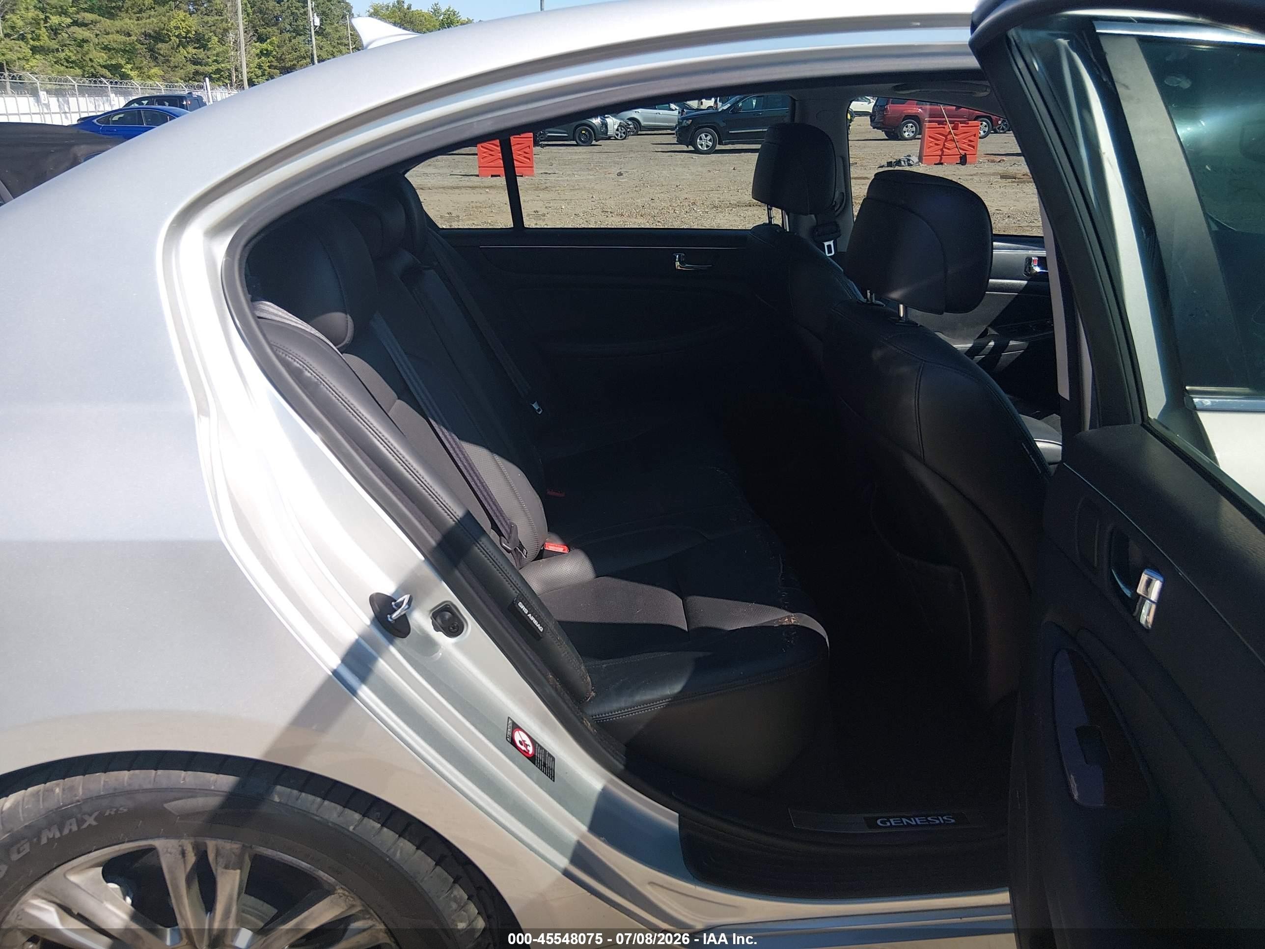2011 Hyundai Genesis 4.6 Silver vin: KMHGC4DFXBU133738