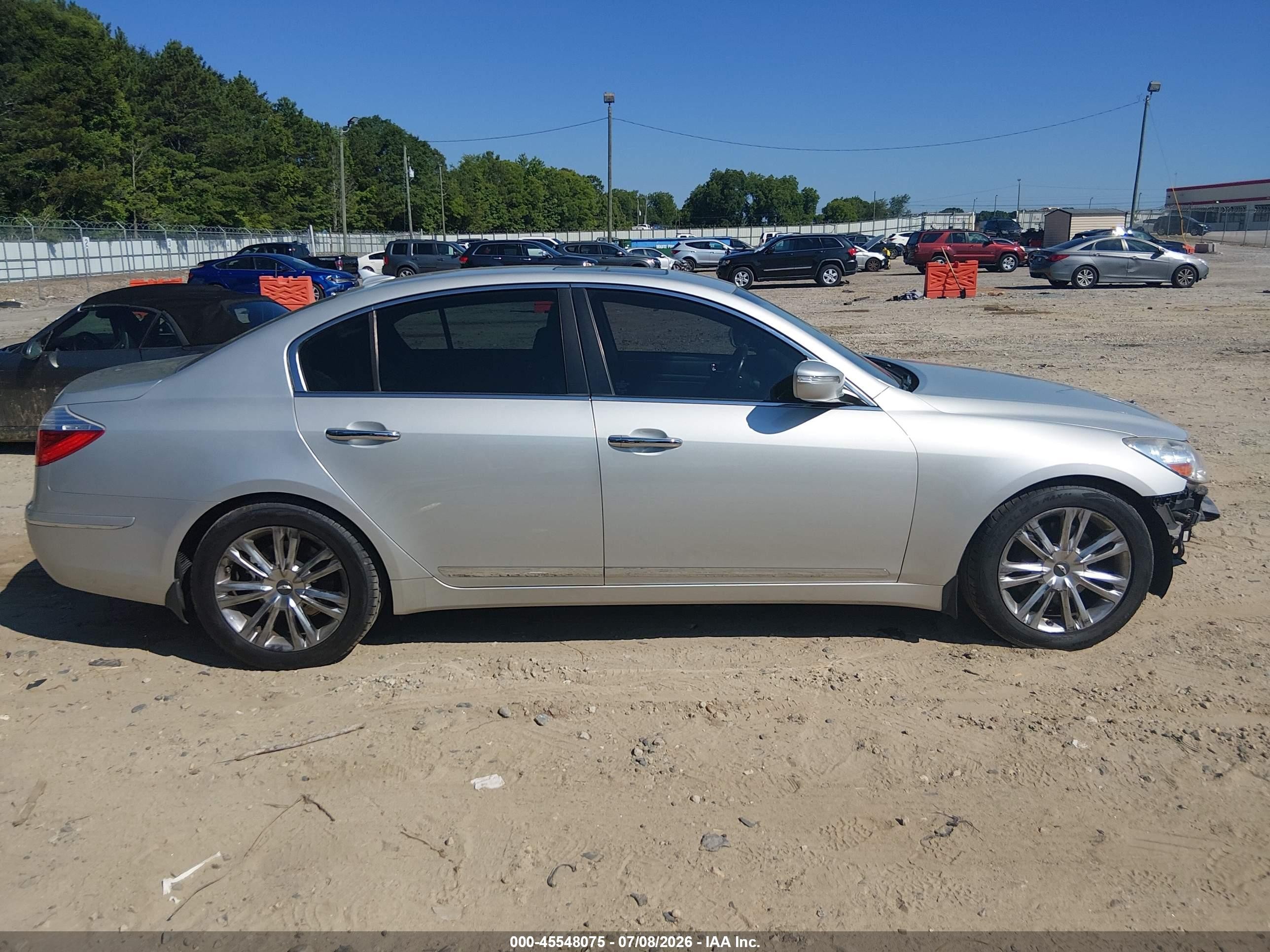 2011 Hyundai Genesis 4.6 Silver vin: KMHGC4DFXBU133738
